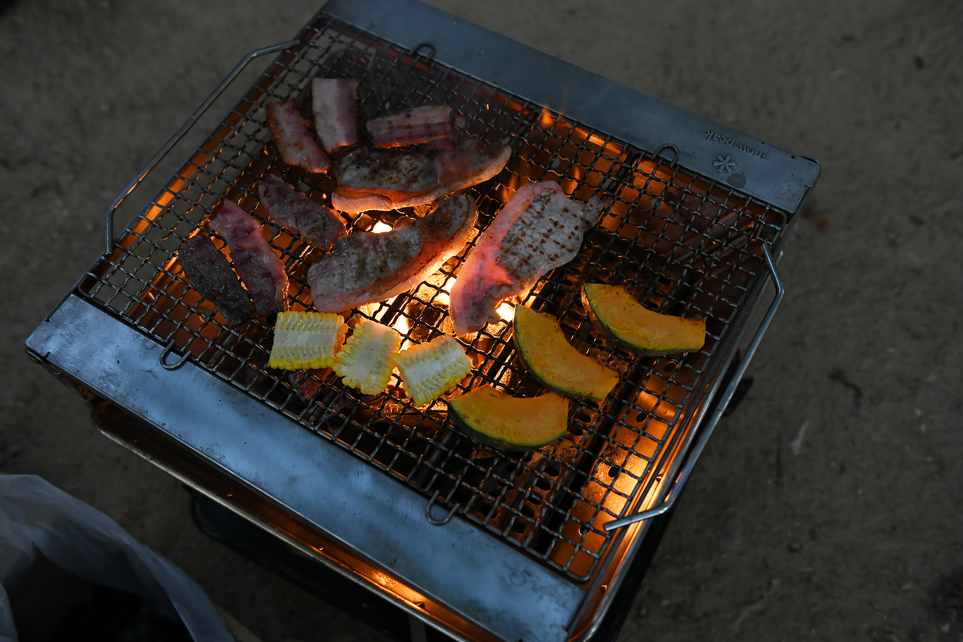 夕食はバーベキュー。メニューはキャンプフィールドごとに異なるので、事前にご確認いただきたい。豚肉、おいしかったなぁ