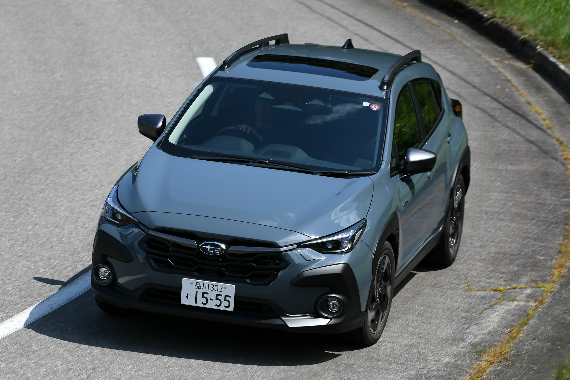 スバル独自のシンメトリカルAWDをベースとした本格的なSUV性能を持ち、シートの固定構造の変更や、高減衰マスチックによるルーフの共振抑制/音の収束性向上により、快適な乗り心地を実現。「スバルグローバルプラットフォーム」をさらに進化させるとともに、ボディ全体の骨格部材を強固に組み立ててから、外板パネルを溶接する「フルインナーフレーム構造」を採用することで、サスペンションやエンジンマウントが本来の機能をあますことなく発揮できるようにし、操縦安定性を向上させるとともに路面からの振動の収束性を高め、質感が高くフラットで快適な乗り心地とした