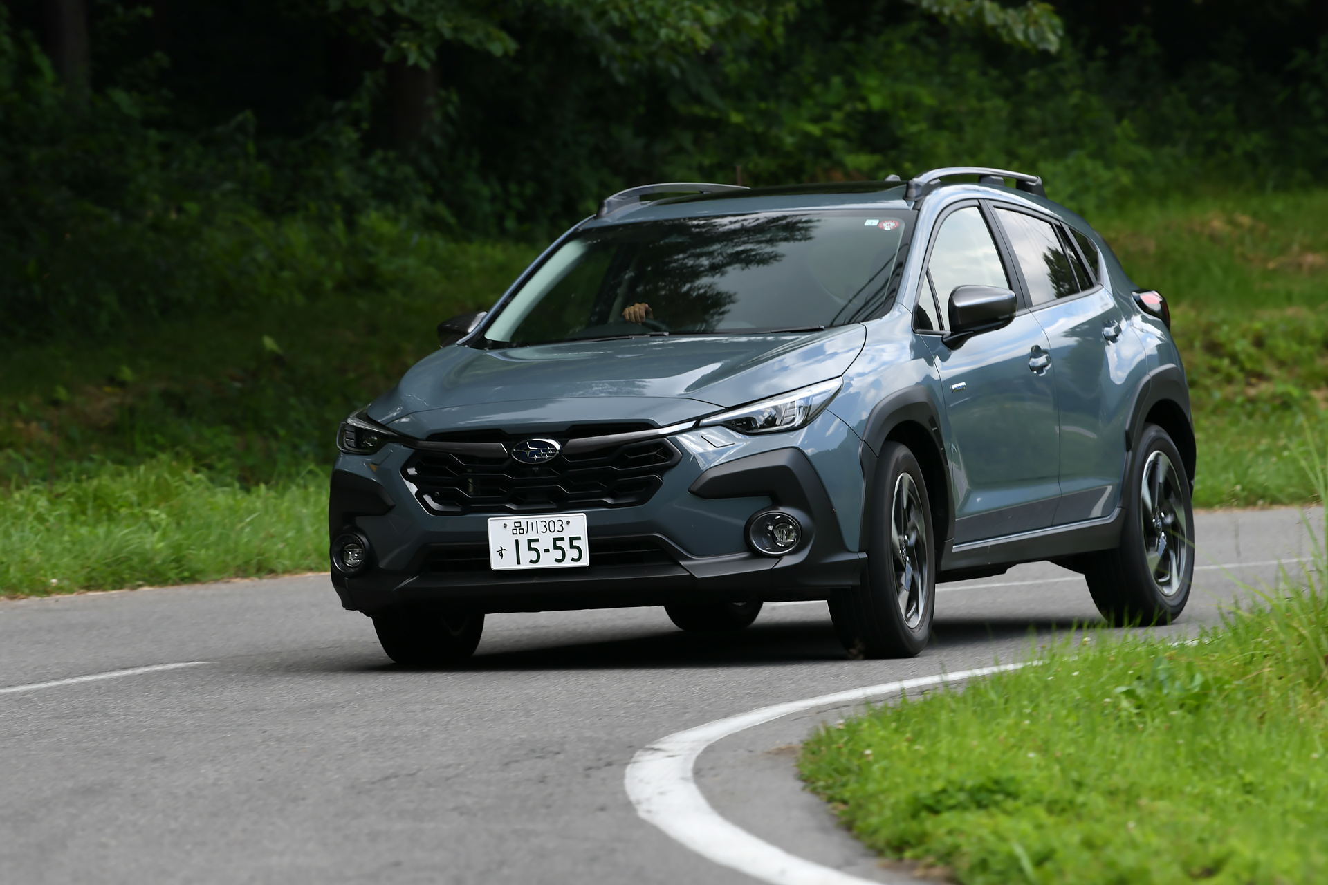 スバル独自のシンメトリカルAWDをベースとした本格的なSUV性能を持ち、シートの固定構造の変更や、高減衰マスチックによるルーフの共振抑制/音の収束性向上により、快適な乗り心地を実現。「スバルグローバルプラットフォーム」をさらに進化させるとともに、ボディ全体の骨格部材を強固に組み立ててから、外板パネルを溶接する「フルインナーフレーム構造」を採用することで、サスペンションやエンジンマウントが本来の機能をあますことなく発揮できるようにし、操縦安定性を向上させるとともに路面からの振動の収束性を高め、質感が高くフラットで快適な乗り心地とした