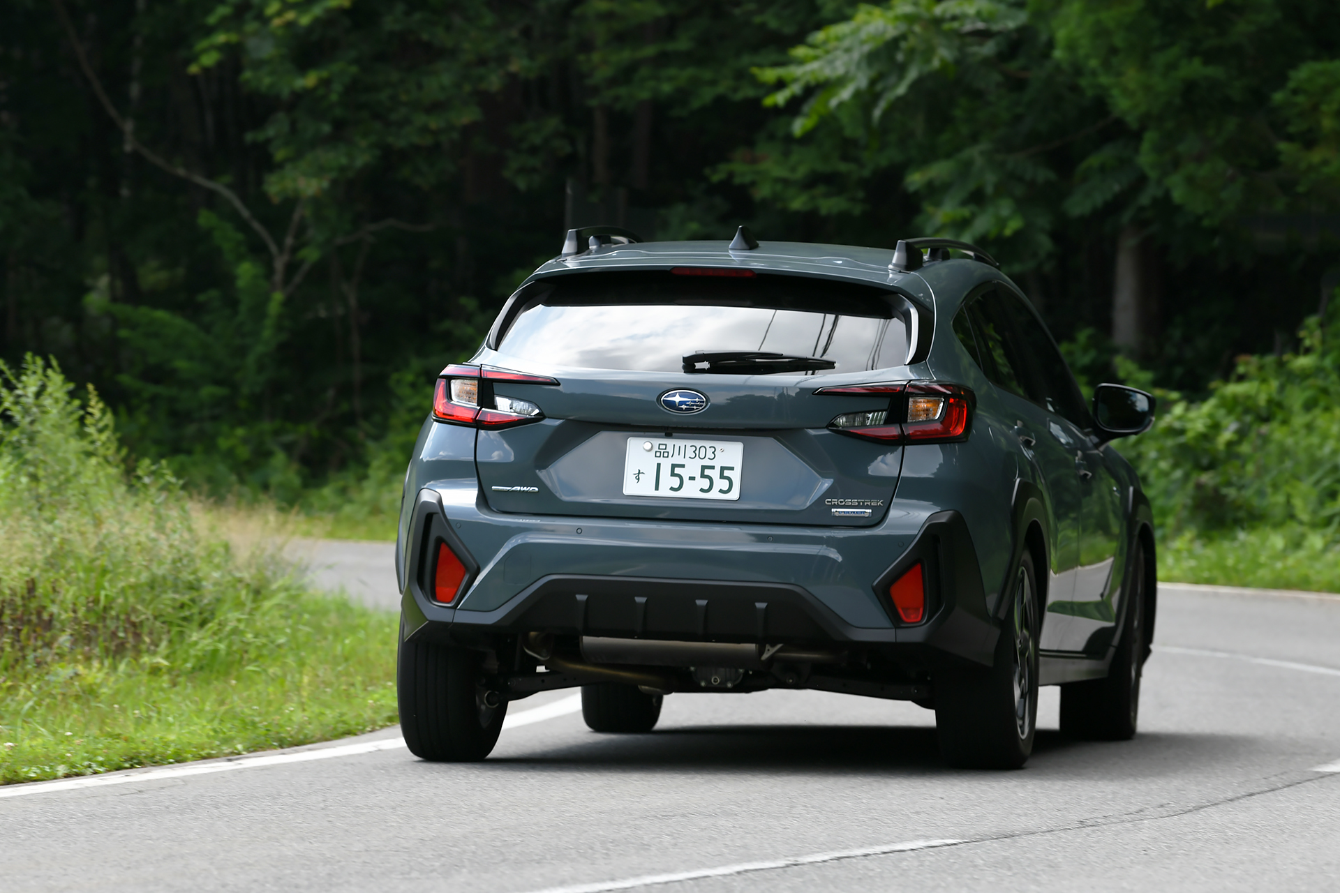 スバル独自のシンメトリカルAWDをベースとした本格的なSUV性能を持ち、シートの固定構造の変更や、高減衰マスチックによるルーフの共振抑制/音の収束性向上により、快適な乗り心地を実現。「スバルグローバルプラットフォーム」をさらに進化させるとともに、ボディ全体の骨格部材を強固に組み立ててから、外板パネルを溶接する「フルインナーフレーム構造」を採用することで、サスペンションやエンジンマウントが本来の機能をあますことなく発揮できるようにし、操縦安定性を向上させるとともに路面からの振動の収束性を高め、質感が高くフラットで快適な乗り心地とした