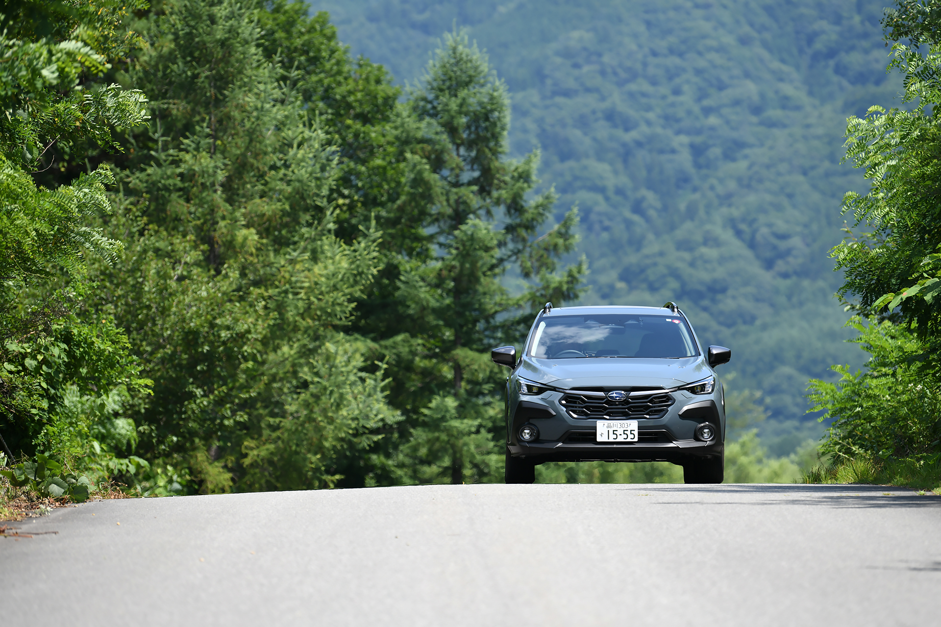 スバル独自のシンメトリカルAWDをベースとした本格的なSUV性能を持ち、シートの固定構造の変更や、高減衰マスチックによるルーフの共振抑制/音の収束性向上により、快適な乗り心地を実現。「スバルグローバルプラットフォーム」をさらに進化させるとともに、ボディ全体の骨格部材を強固に組み立ててから、外板パネルを溶接する「フルインナーフレーム構造」を採用することで、サスペンションやエンジンマウントが本来の機能をあますことなく発揮できるようにし、操縦安定性を向上させるとともに路面からの振動の収束性を高め、質感が高くフラットで快適な乗り心地とした