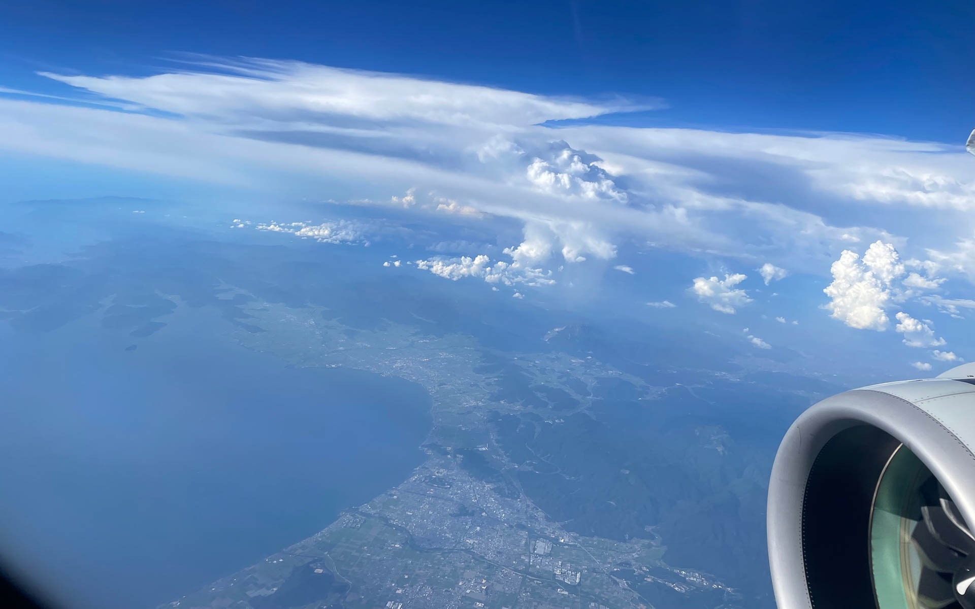 全日空機で出雲の国へ。雲の上は群青色の青空。たぶん初めて乗るエアバスA321でした
