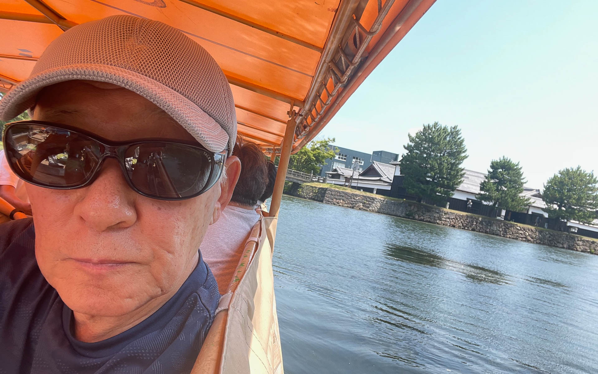 国宝・松江城を取り囲むお堀は中海からわずかな水が流れ込み希釈塩水です。堀川の遊覧船は定期運航では船頭さんの解説付きでお勧めです。10月以降なら実証実験が始まるホンダ電動船外機に乗れるかも……!?