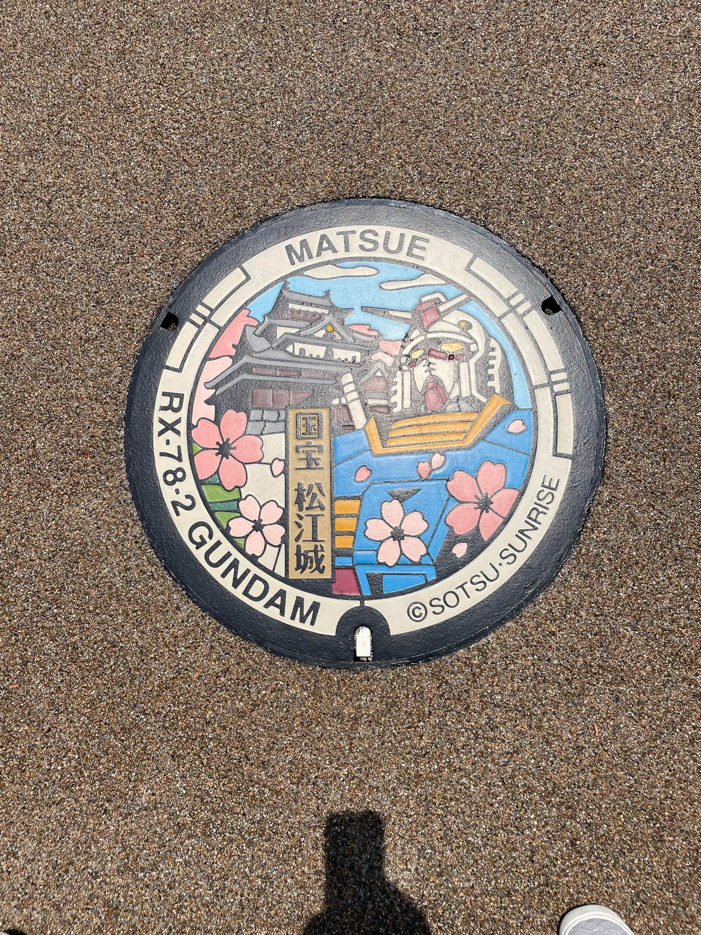 カラフルなガンダムプレートが堀川の船着き場にありました。なんだと思ったらマンホール！　バンダイからの贈呈品で運がよければ各地で見られます。カードも配られて1枚ゲット。なんとなくデスクの上にあります