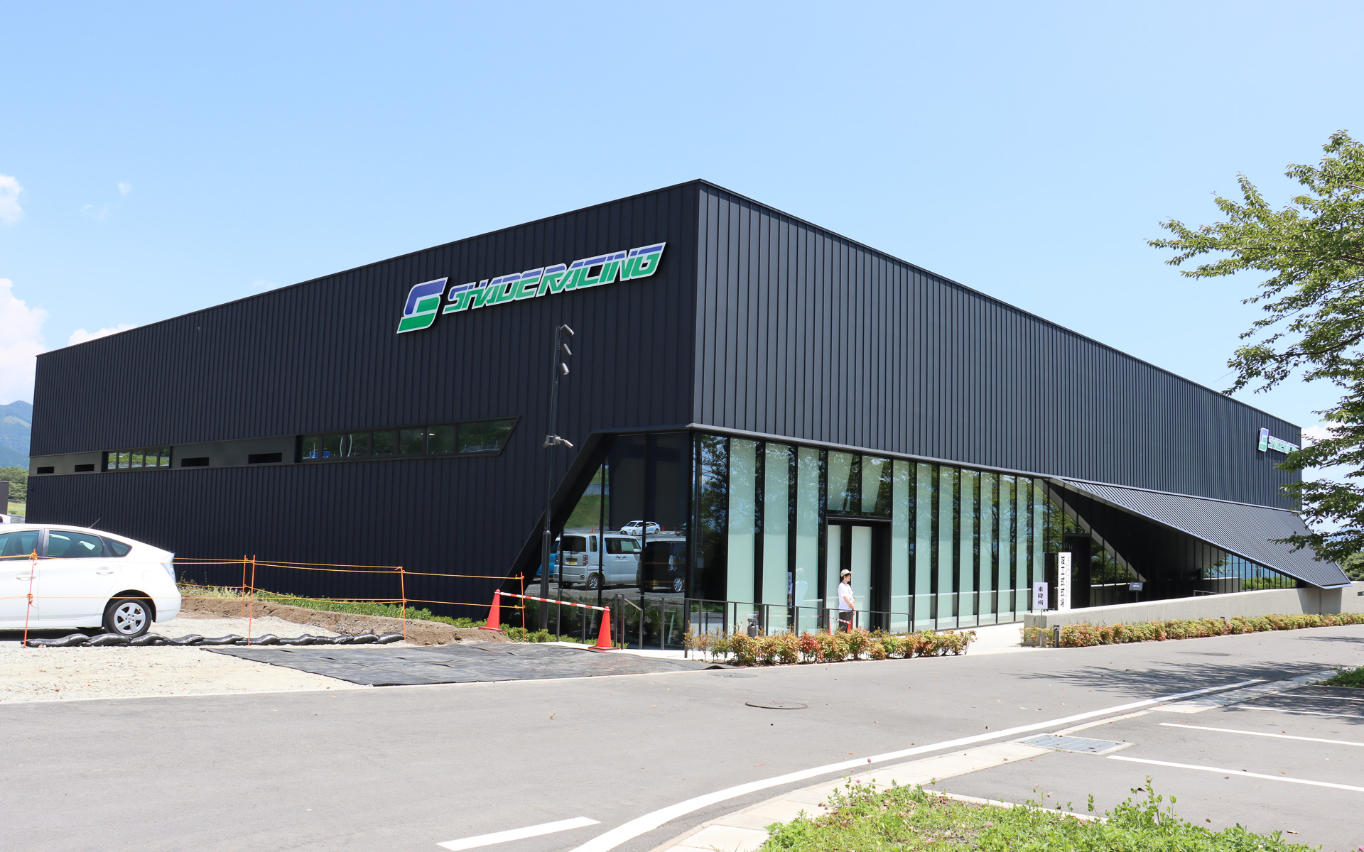 敷地面積は3万3946m<sup>2</sup>、延床面積は1万3088m<sup>2</sup>。広いガラス窓によって「開かれたガレージ」を表現