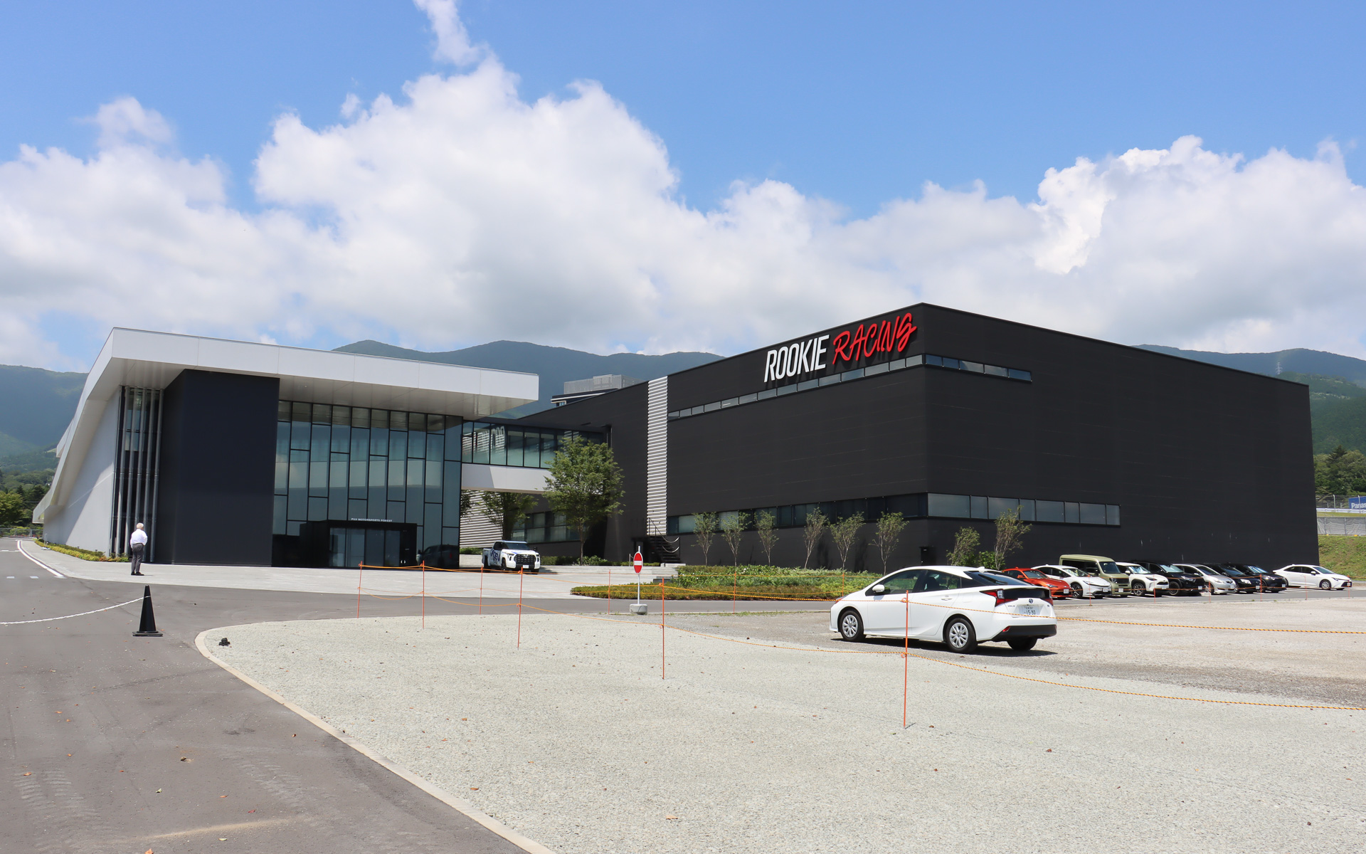 富士スピードウェイの西ゲート側には「富士モータースポーツフォレスト ウェルカムセンター」が隣接