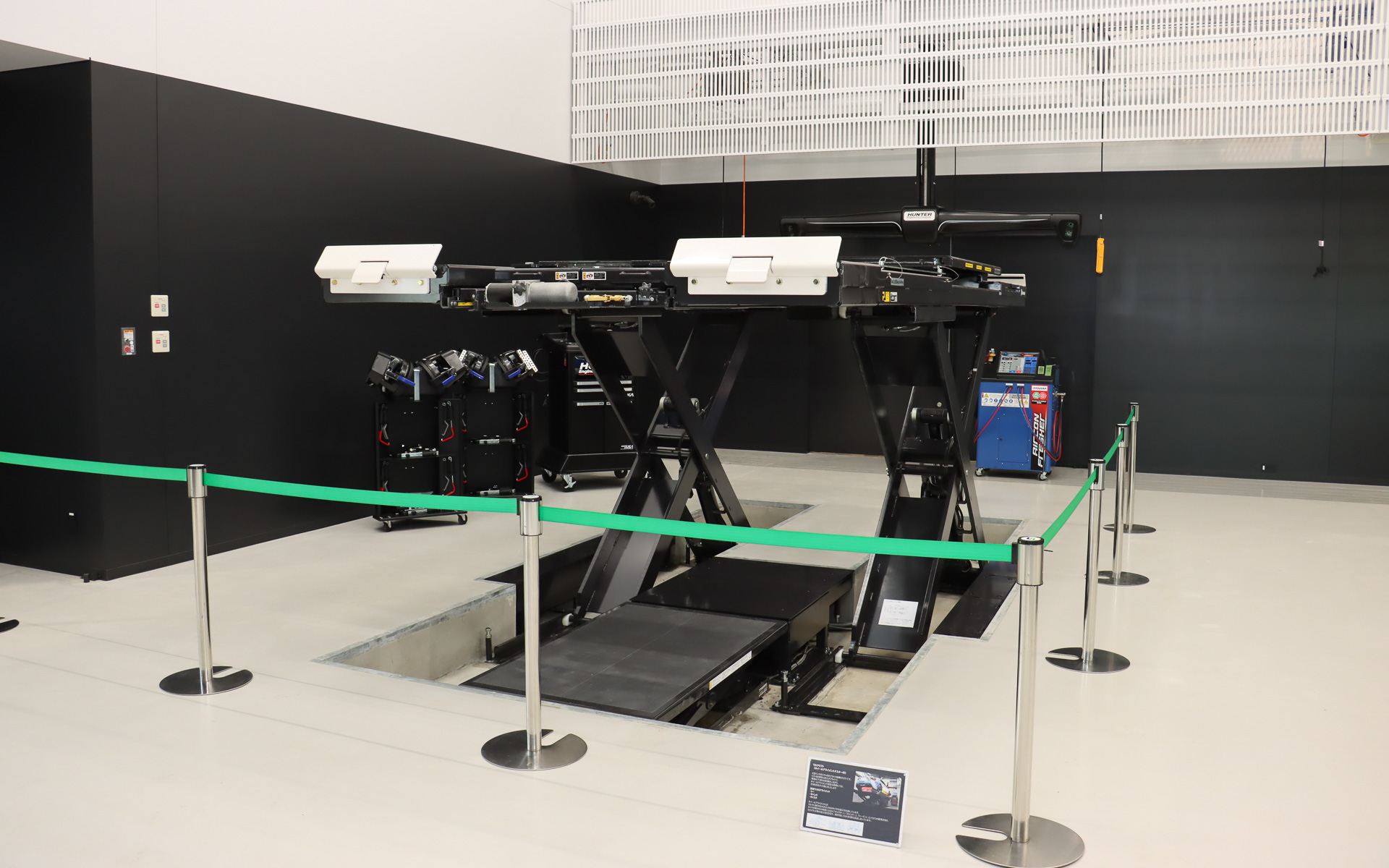 フラット機構も備えたX型リンク式のマルチリフト