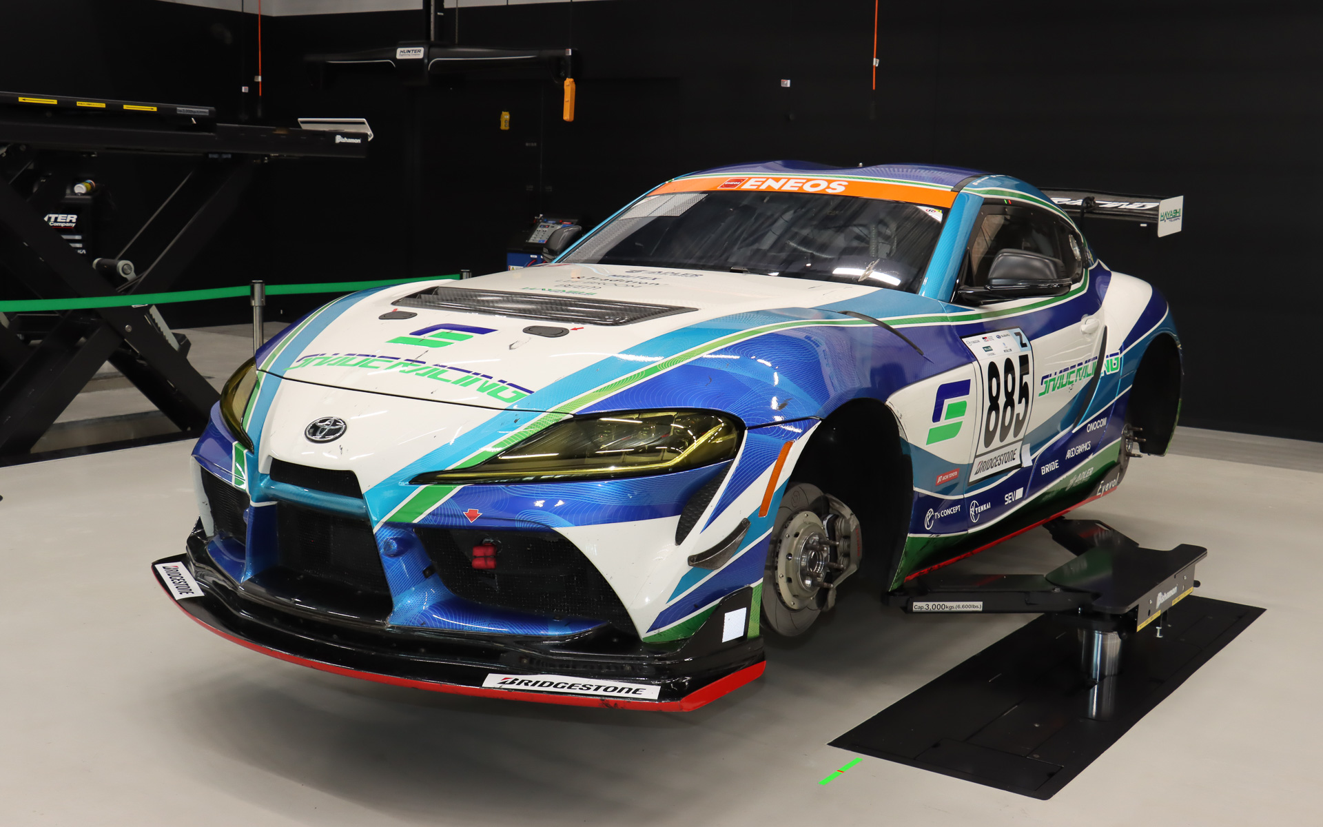 エンジン、トランスミッション、クラッチ、マフラーなどを交換する重整備でも使用される2柱リフト