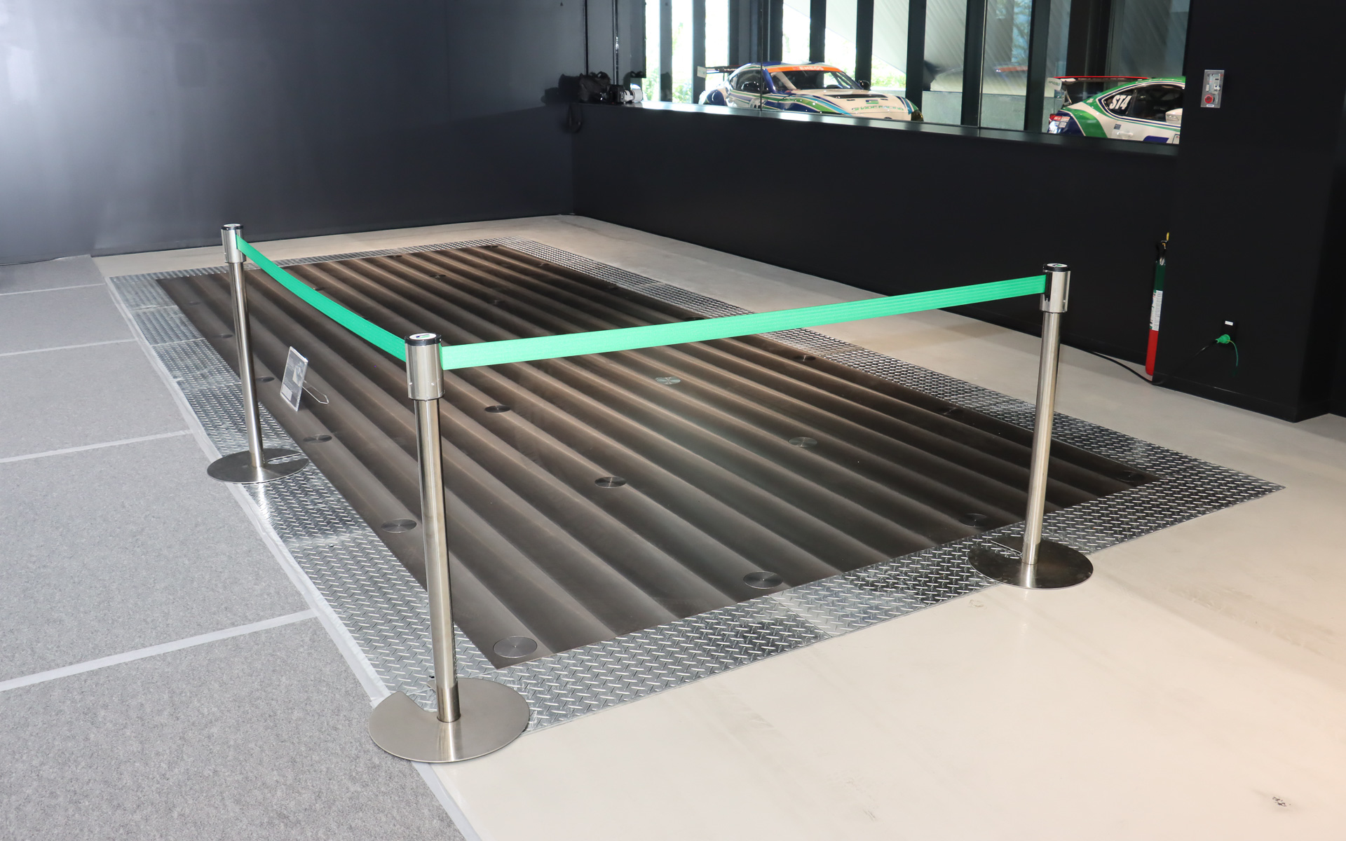 鋳鉄製の台を使って精密な水平に仕上げているという定盤。通常のメンテナンス作業などでは使われず、4輪アライメント調整や高さ計測などの際にマシンを乗せて利用する