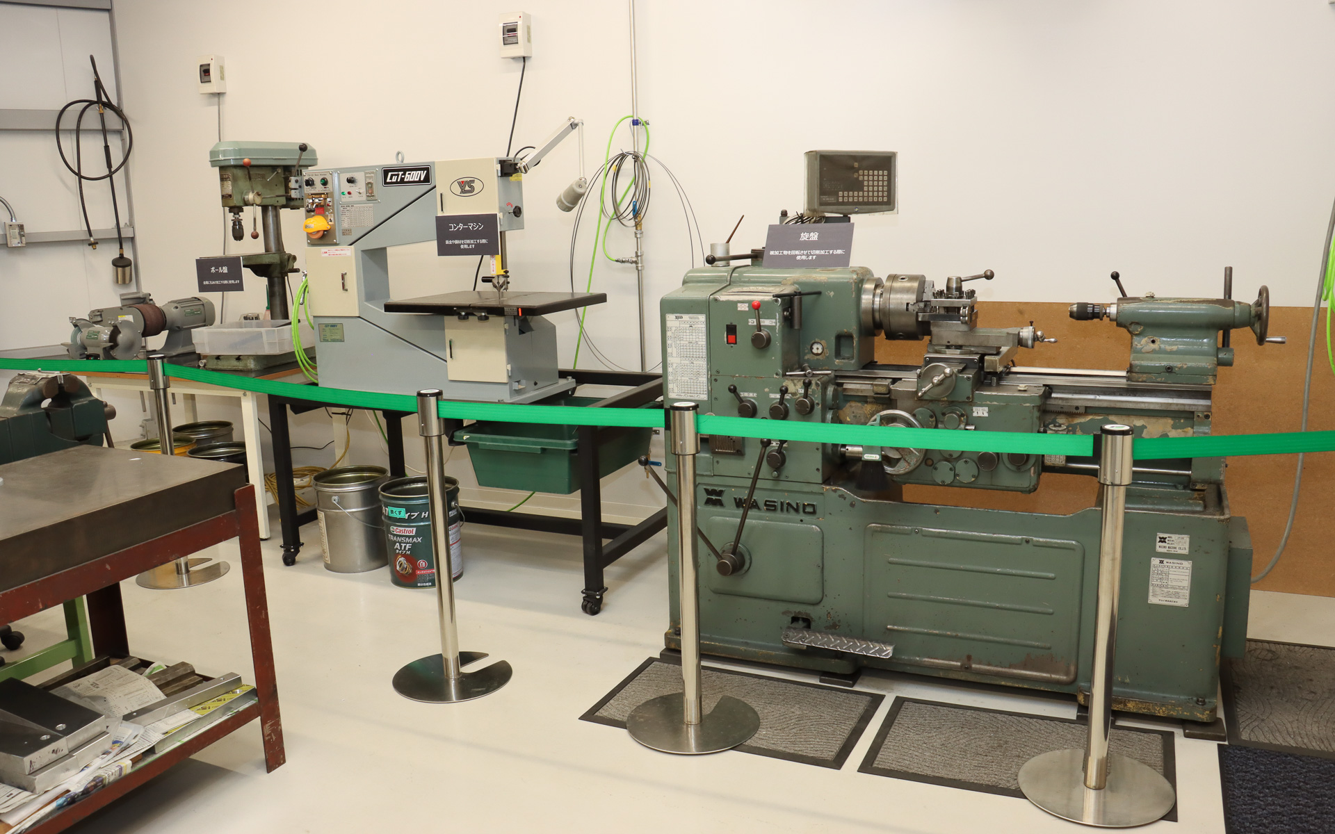 切削や切断といった加工を行なう工作機械の作業スペース、分解洗浄用のブースも用意されている