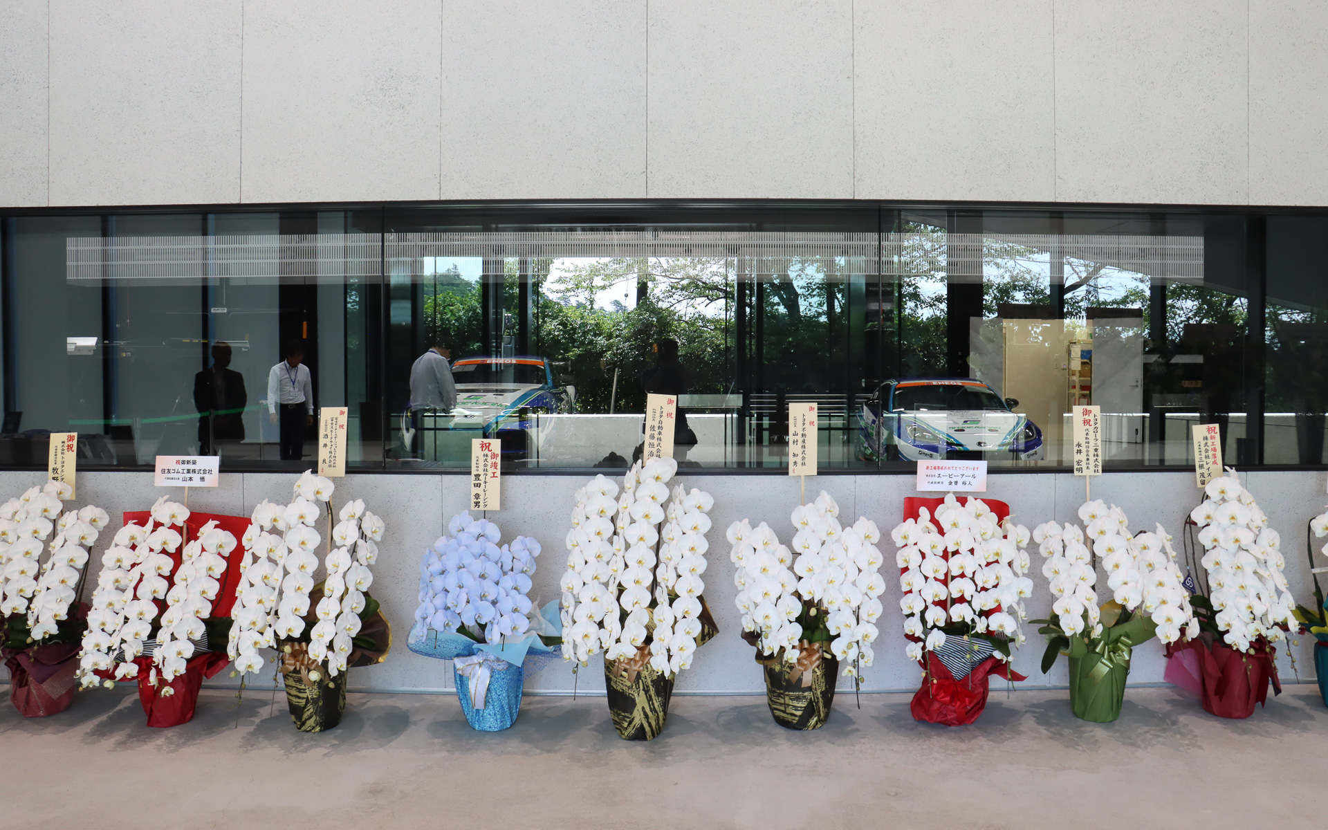 正面入口から入ってすぐの壁にガラス窓が設置され、車両メンテナンスエリアが見渡せるようになっている