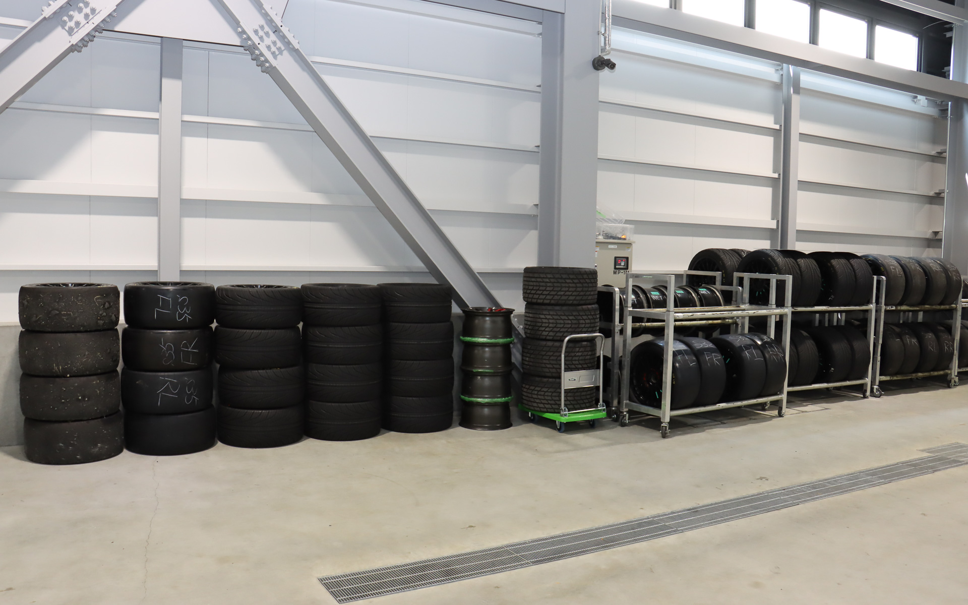 トランスポータートレーラー駐車スペースの脇に、7月29日～30日に開催されたスーパー耐久シリーズ 第4戦で使用されたS耐マシン用タイヤが保管されていた