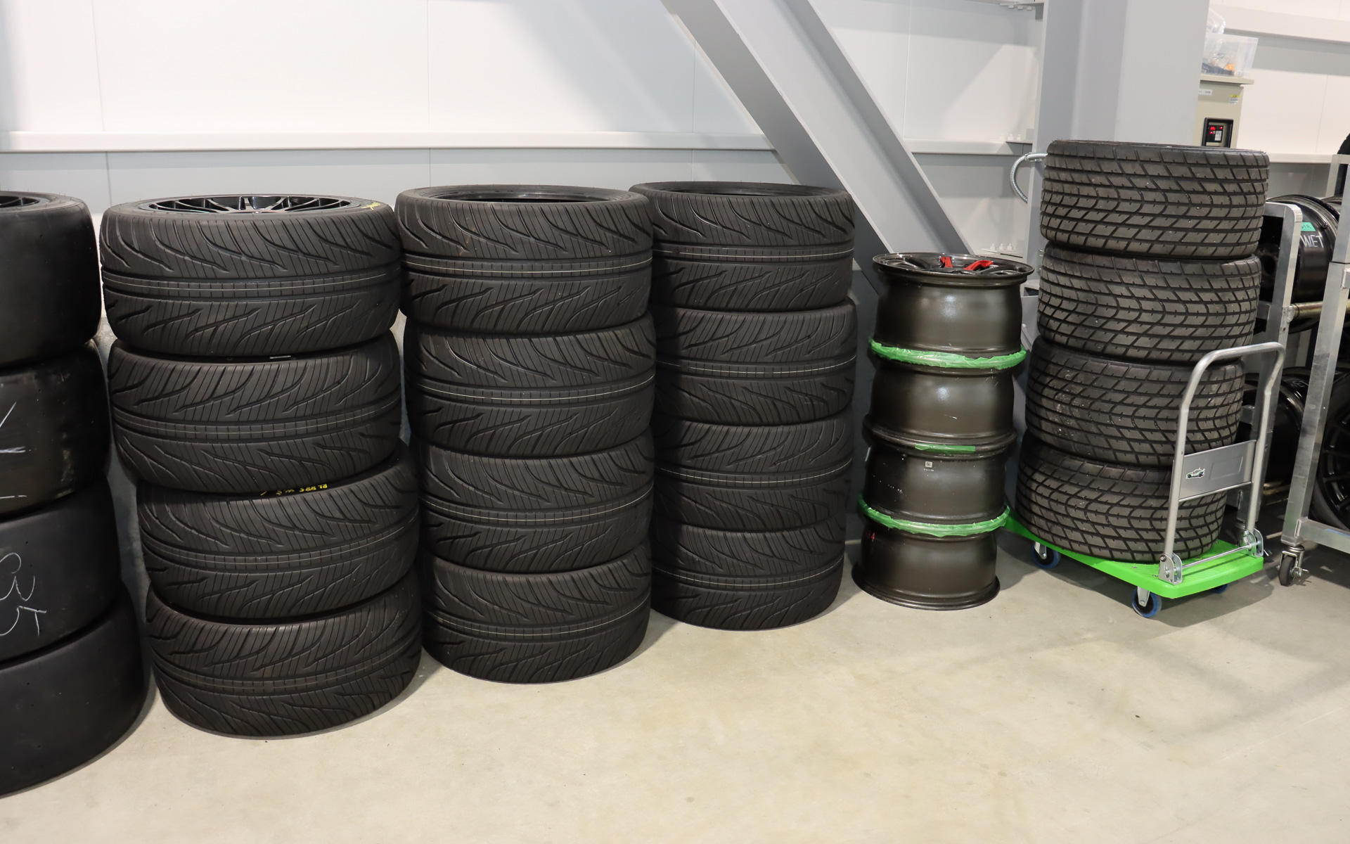 S耐では工場火災の影響でワンメイクタイヤの供給がシーズン途中でハンコックからブリヂストンにスイッチしており、右側の台車に載せられたハンコック製とホイールを挟んで左側のブリヂストン製という2種類のウェット用タイヤが並ぶ珍しい光景が見られた