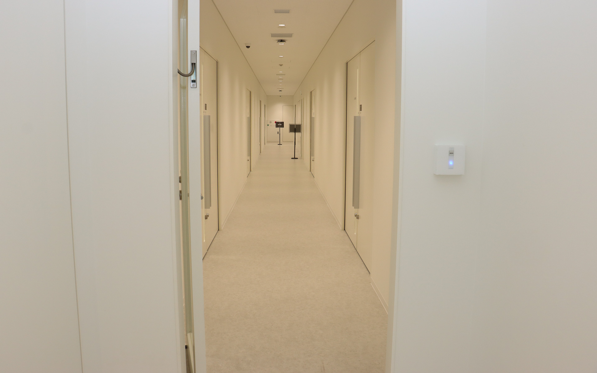 カーボンコンポジットエリアでは将来的に機密情報を使った他社のカーボン製品の製造委託を受注できるよう、カードキーなどで出入りする人員をコントロール可能な仕組みを導入した