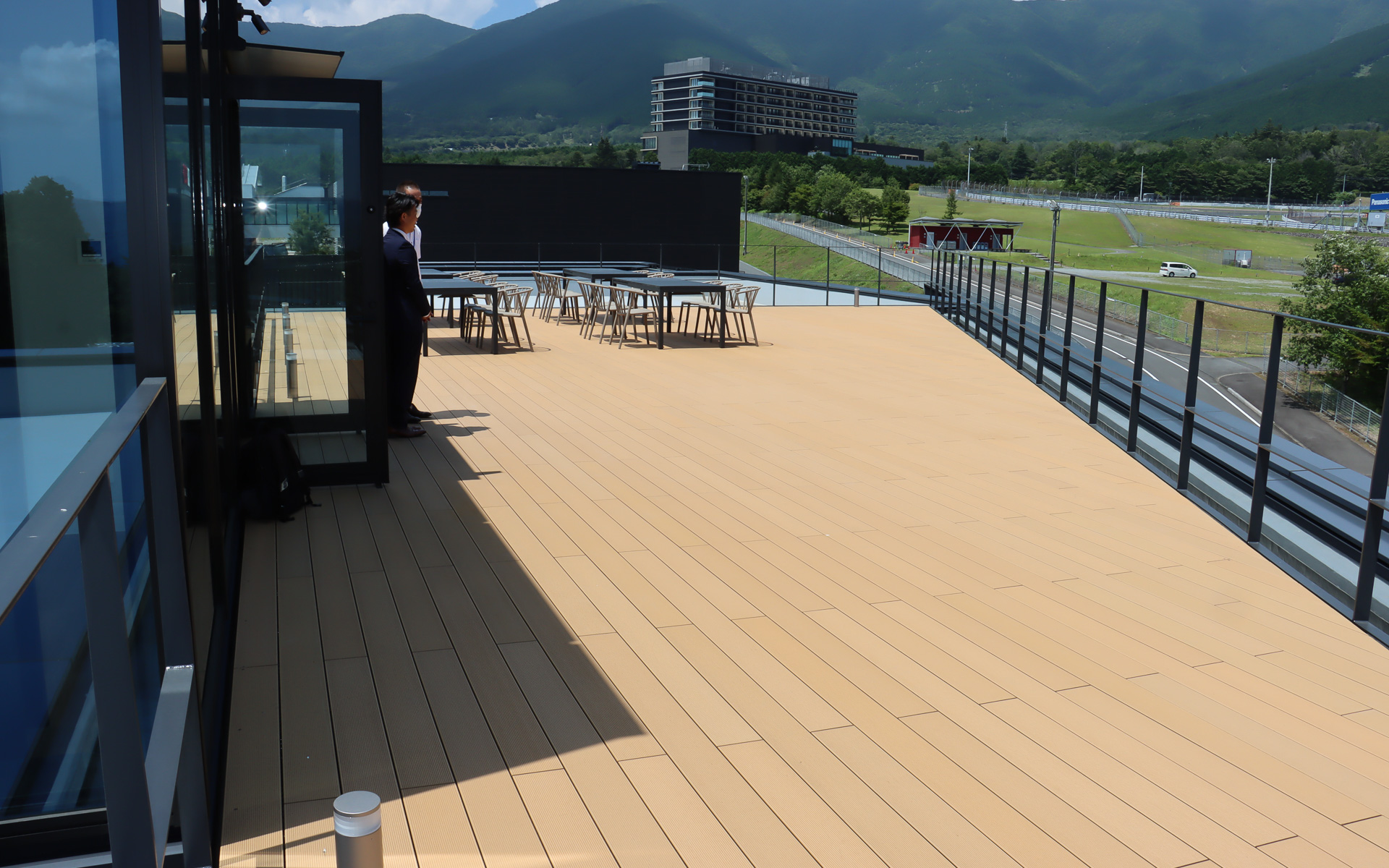 チーム関係者・来賓向けスペースとなる屋上からは富士スピードウェイのコースや富士山などを見ることができる