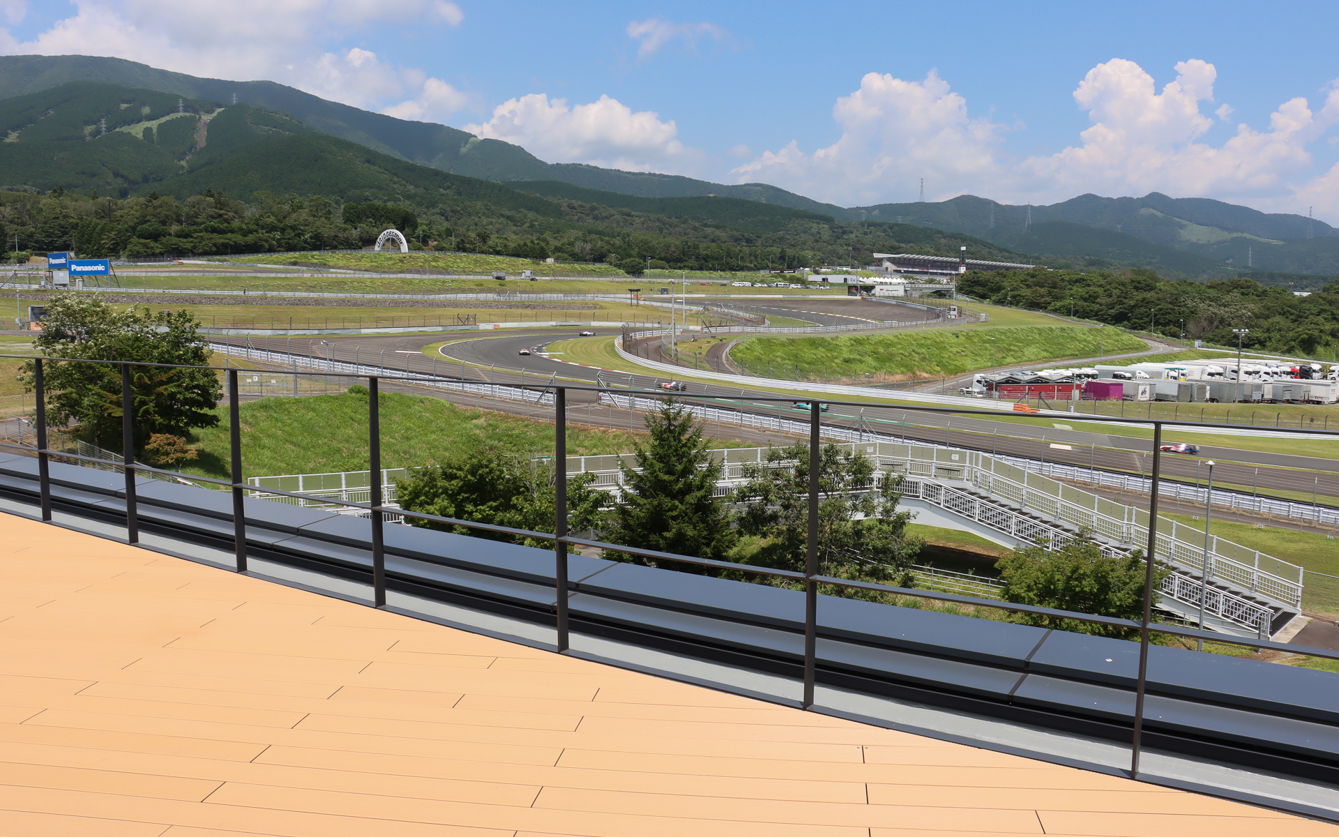 チーム関係者・来賓向けスペースとなる屋上からは富士スピードウェイのコースや富士山などを見ることができる