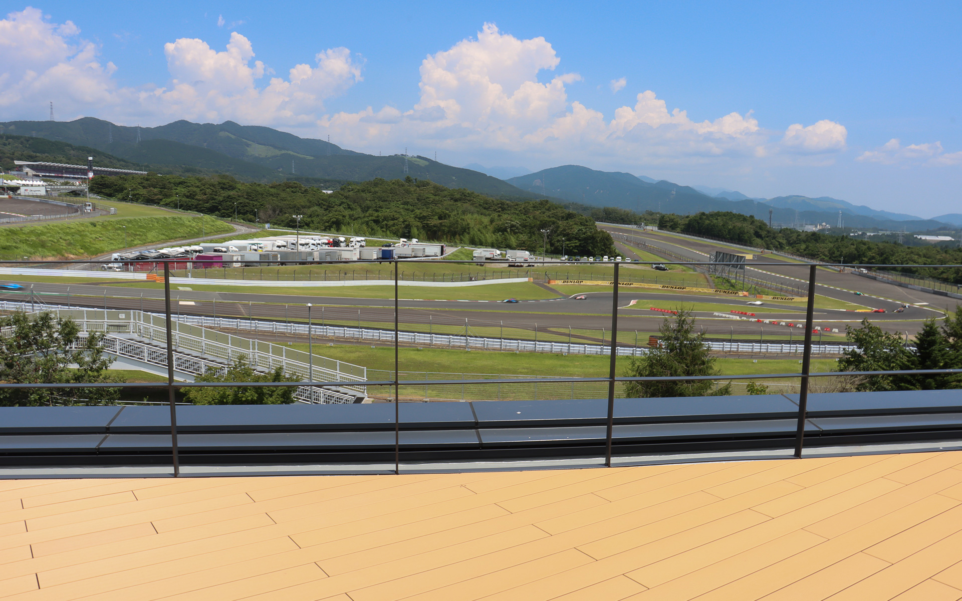 チーム関係者・来賓向けスペースとなる屋上からは富士スピードウェイのコースや富士山などを見ることができる