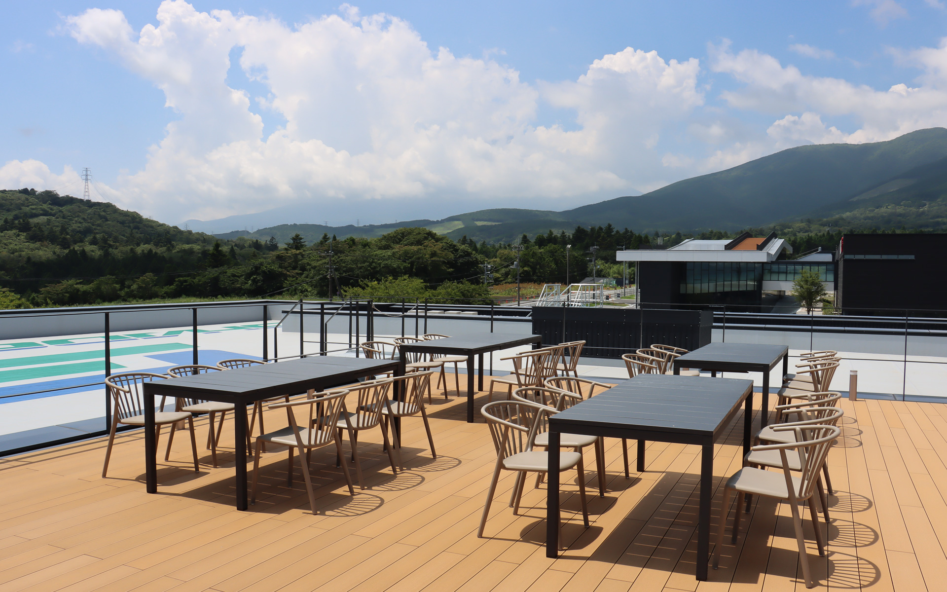 チーム関係者・来賓向けスペースとなる屋上からは富士スピードウェイのコースや富士山などを見ることができる