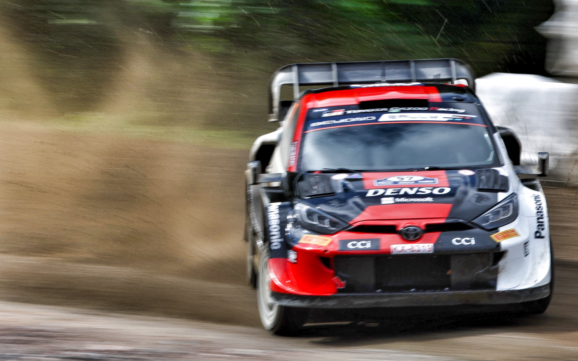 高速ドリフトでコーナーを駆け抜ける97号車 ヤリ-マティ・ラトバラ/ユホ・ハンニネン組