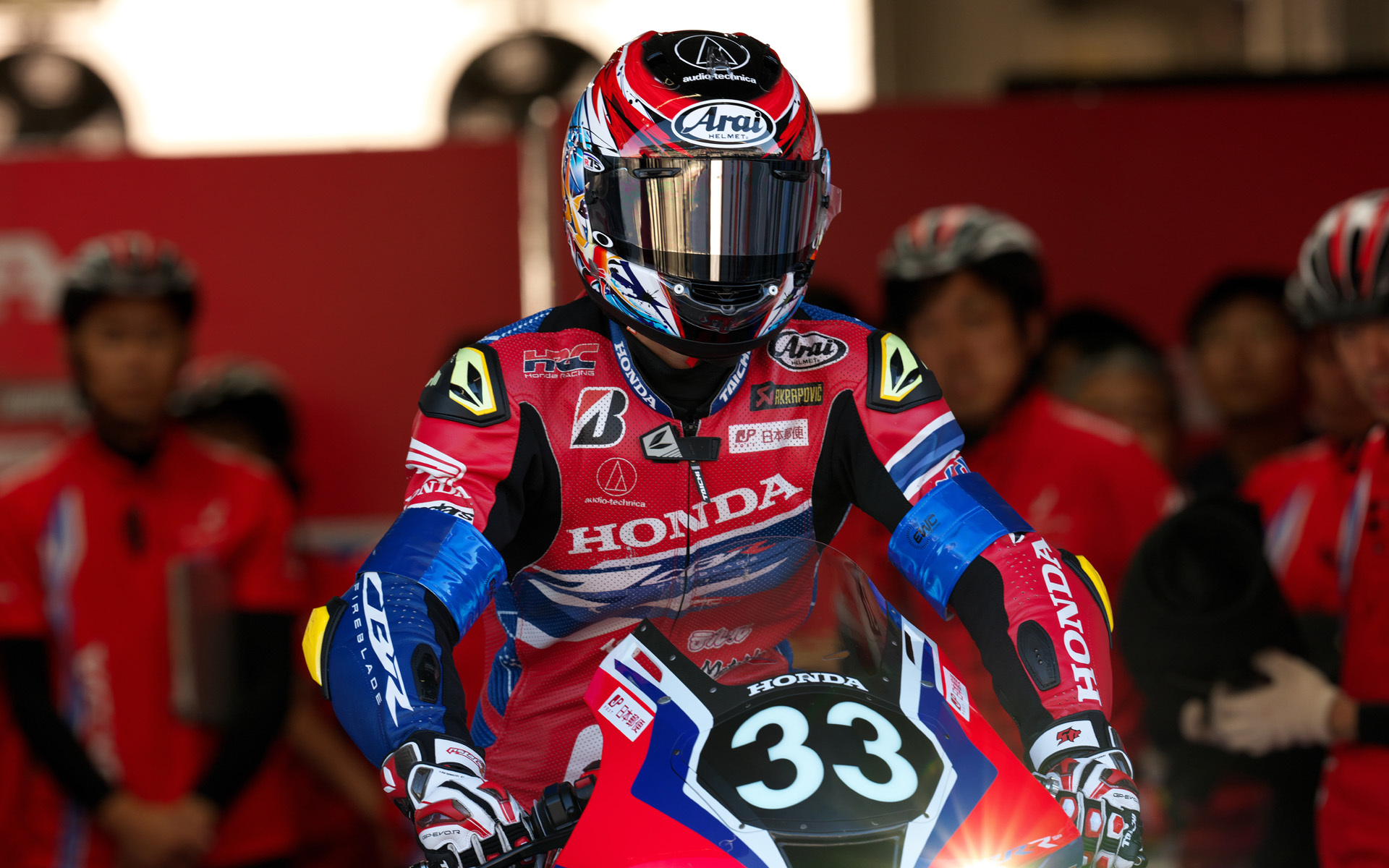 ピットを出る33号車の長島選手