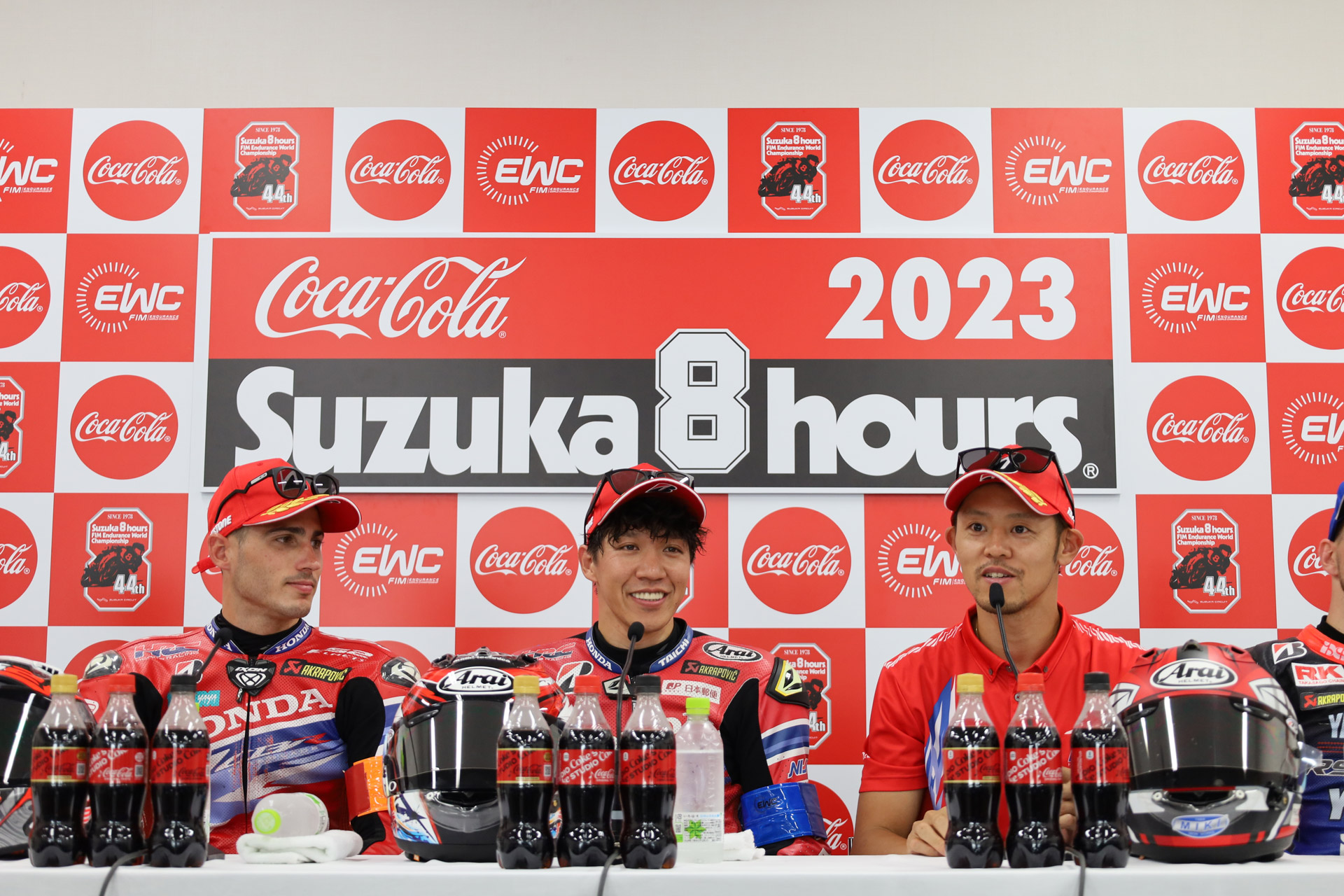 長島選手らの会見の様子