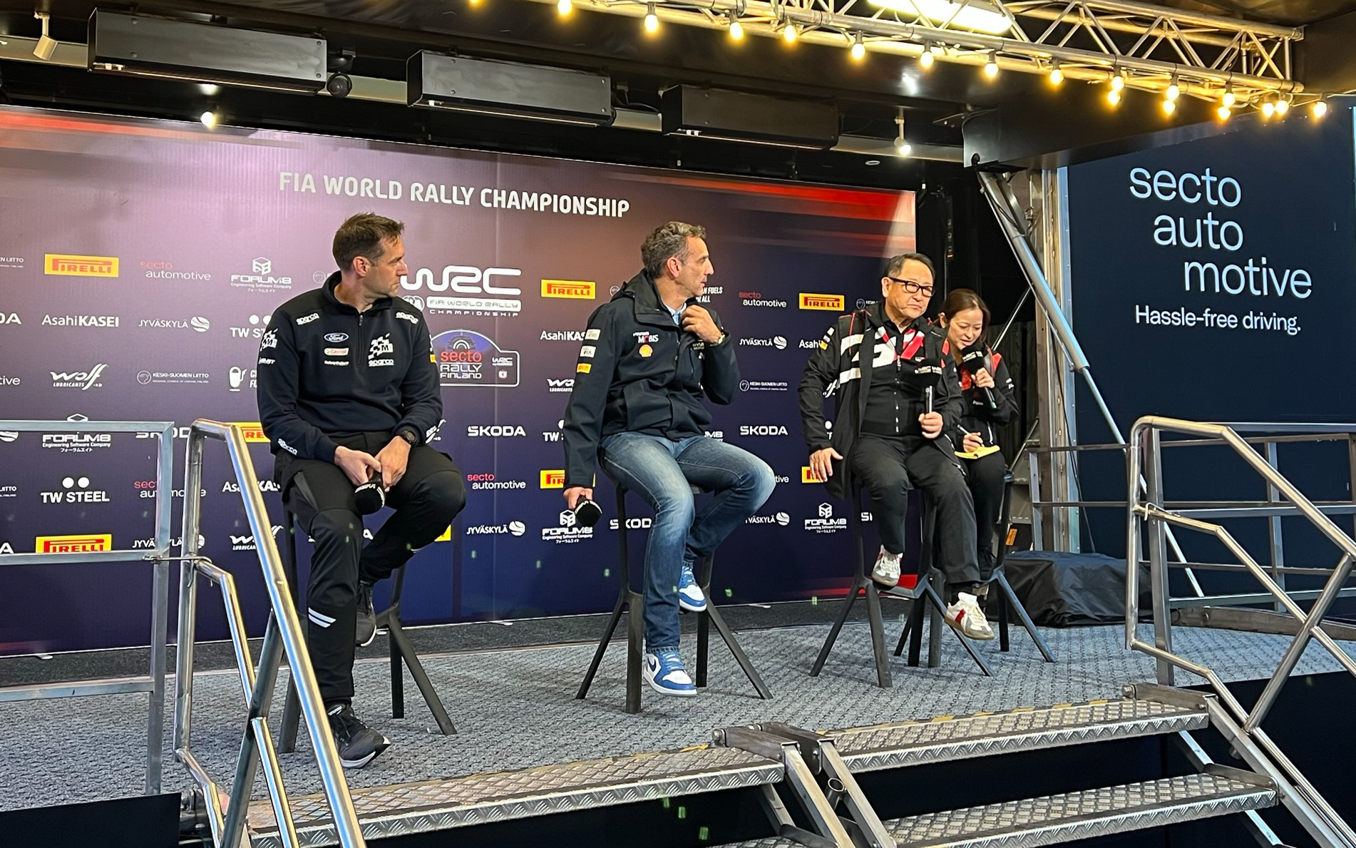 21時20分、WRCラリーフィンランドのステージインタビューに登壇するトヨタ自動車株式会社 代表取締役 会長 豊田章男氏。今回は、チーム代表代理も兼任する