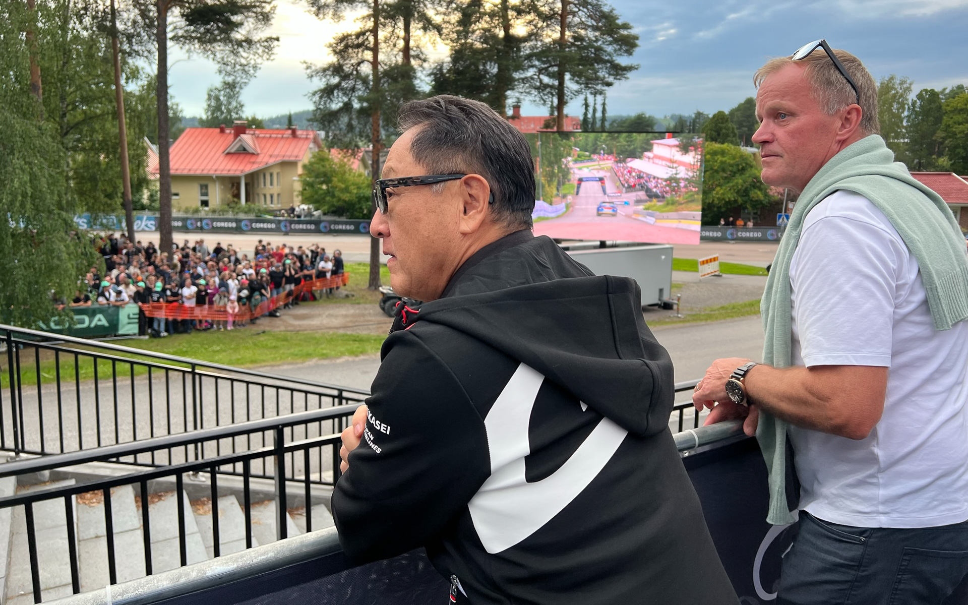 WRC第9戦ラリーフィンランドのSS1をトミ・マキネン氏とともに観戦する豊田章男会長