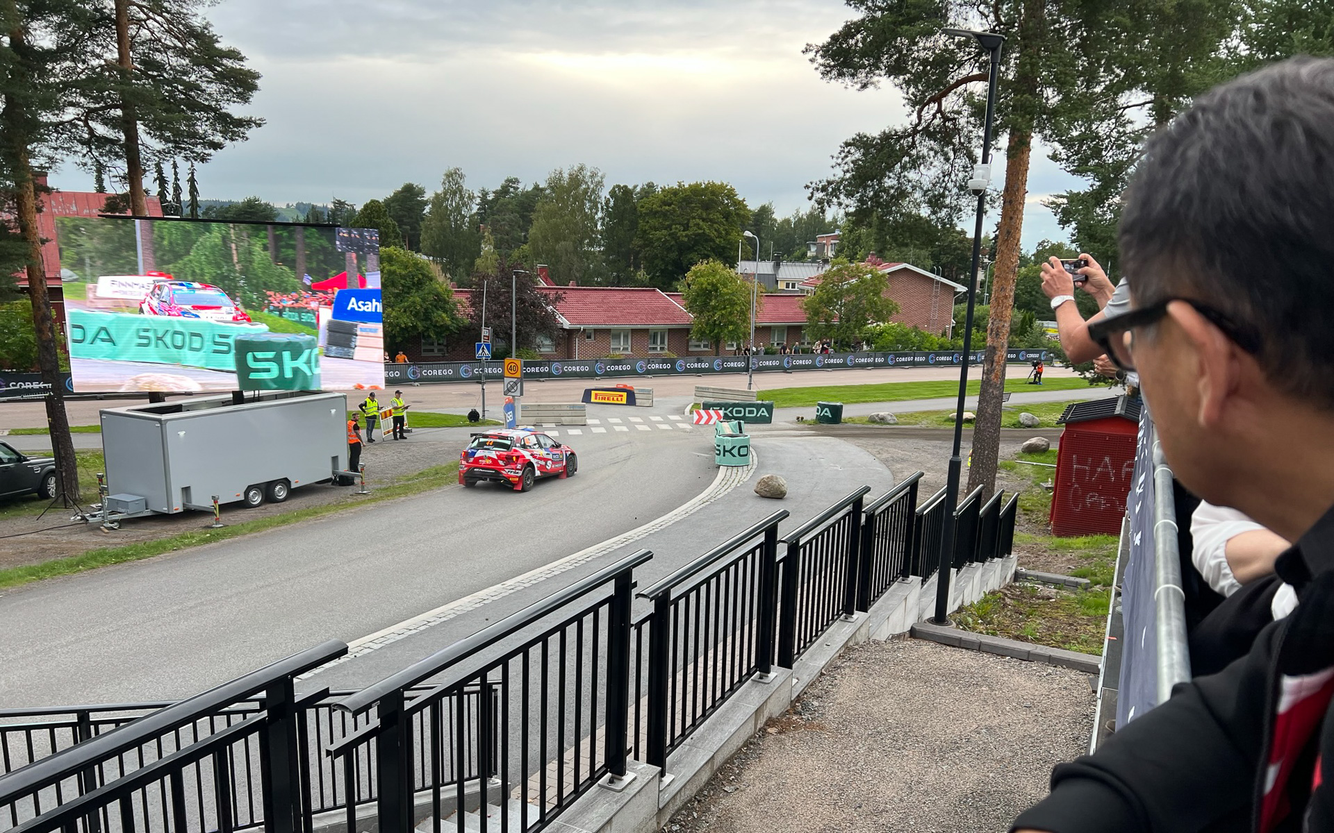 ラリー2の走行もチェックする豊田章男氏。将来的にGRヤリス ラリー2の発売を予定しているためか、走りを見る目は厳しい
