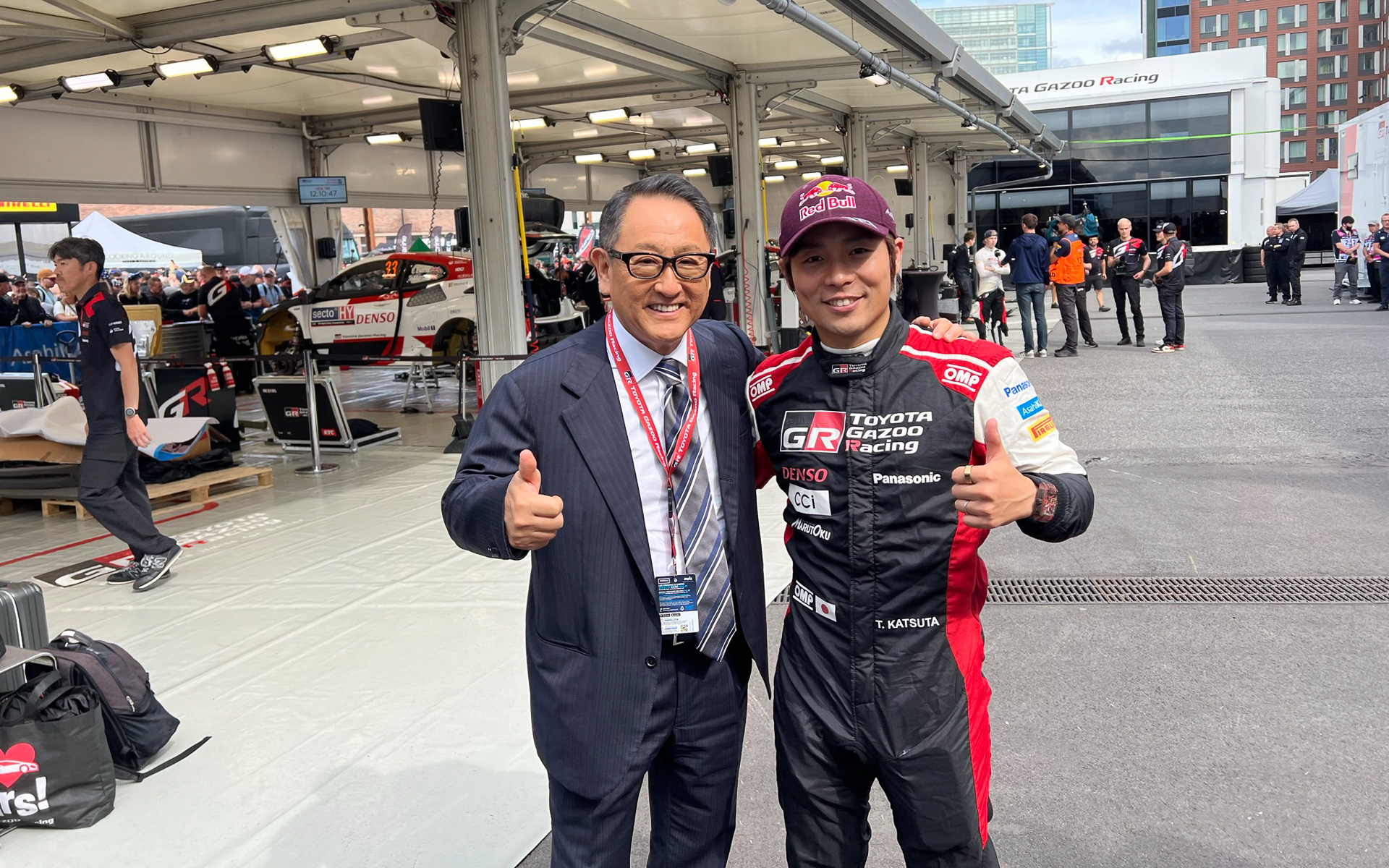 8月3日の午前中はユバスキュラ市との発表会があり、昼の激励はスーツ姿だった。夕刻スタートのSS1にはTGR-WRTユニフォームで登場した