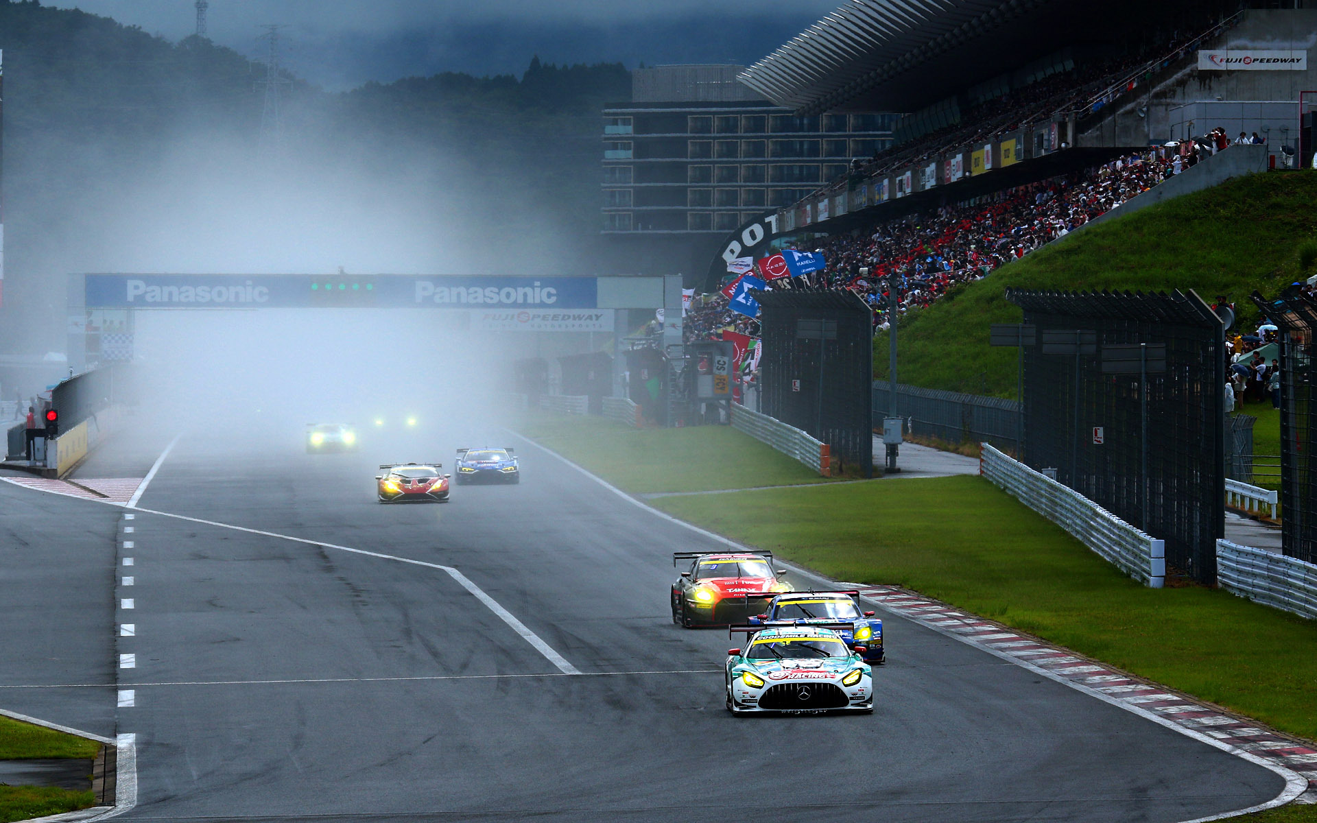 GT300クラスのスタートシーン