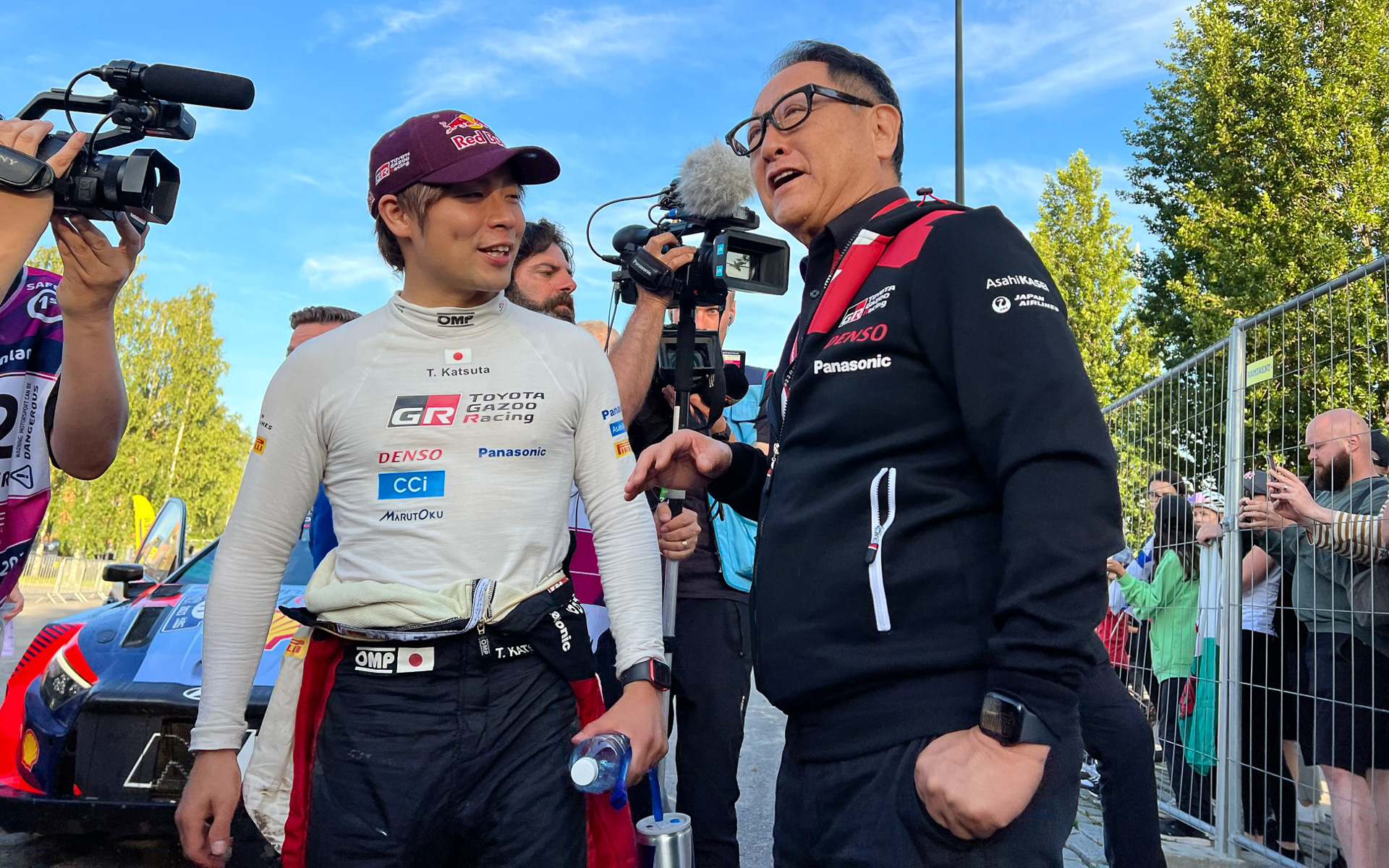 WRC第9戦ラリーフィンランド デイ3で総合3位を守った勝田貴元選手。出迎える豊田章男代表代行に「モリゾウさんからエクストラエナジーをもらいました」と伝える