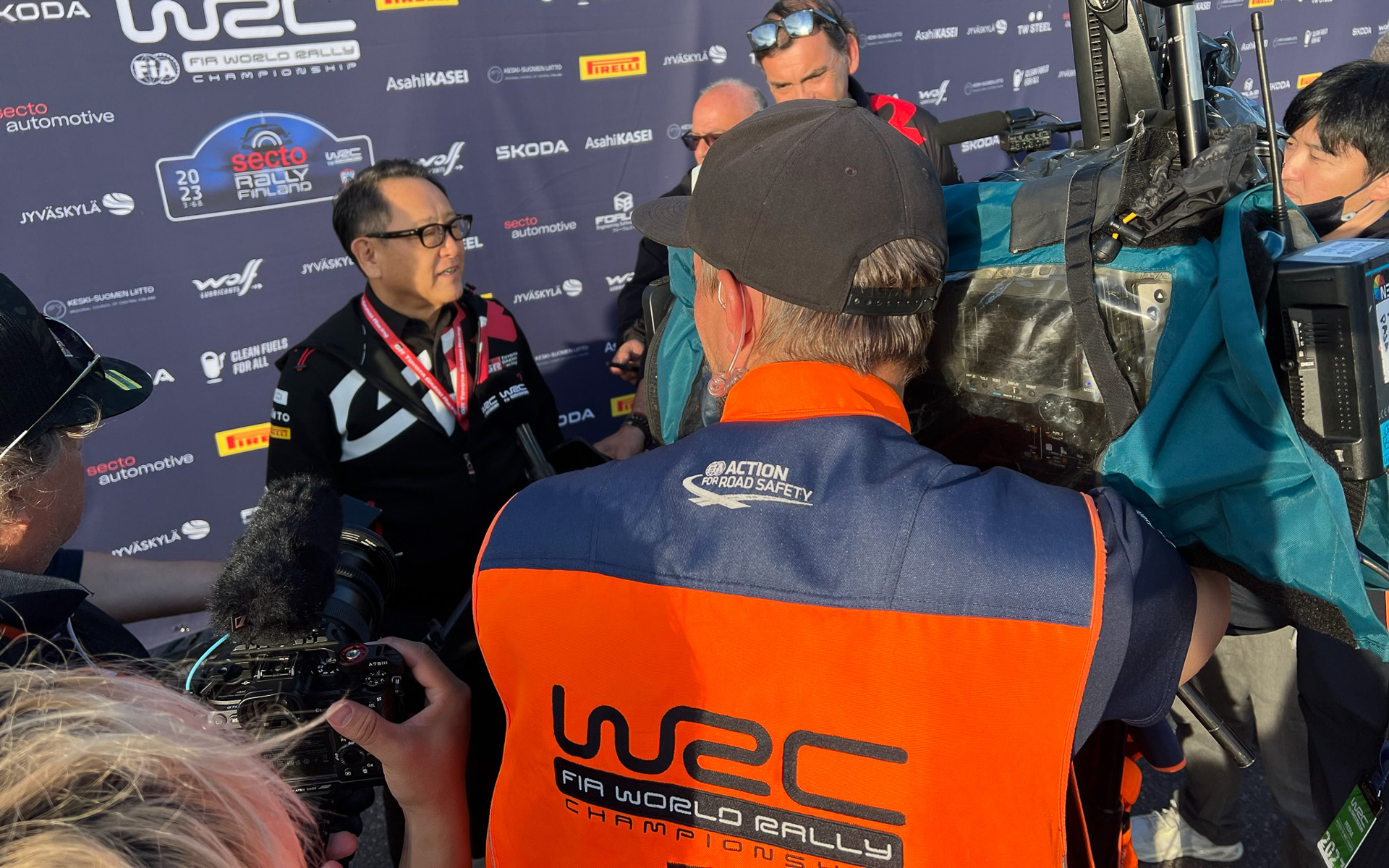 WRC公式映像のインタビューに応える豊田章男TGR-WRT代表代行