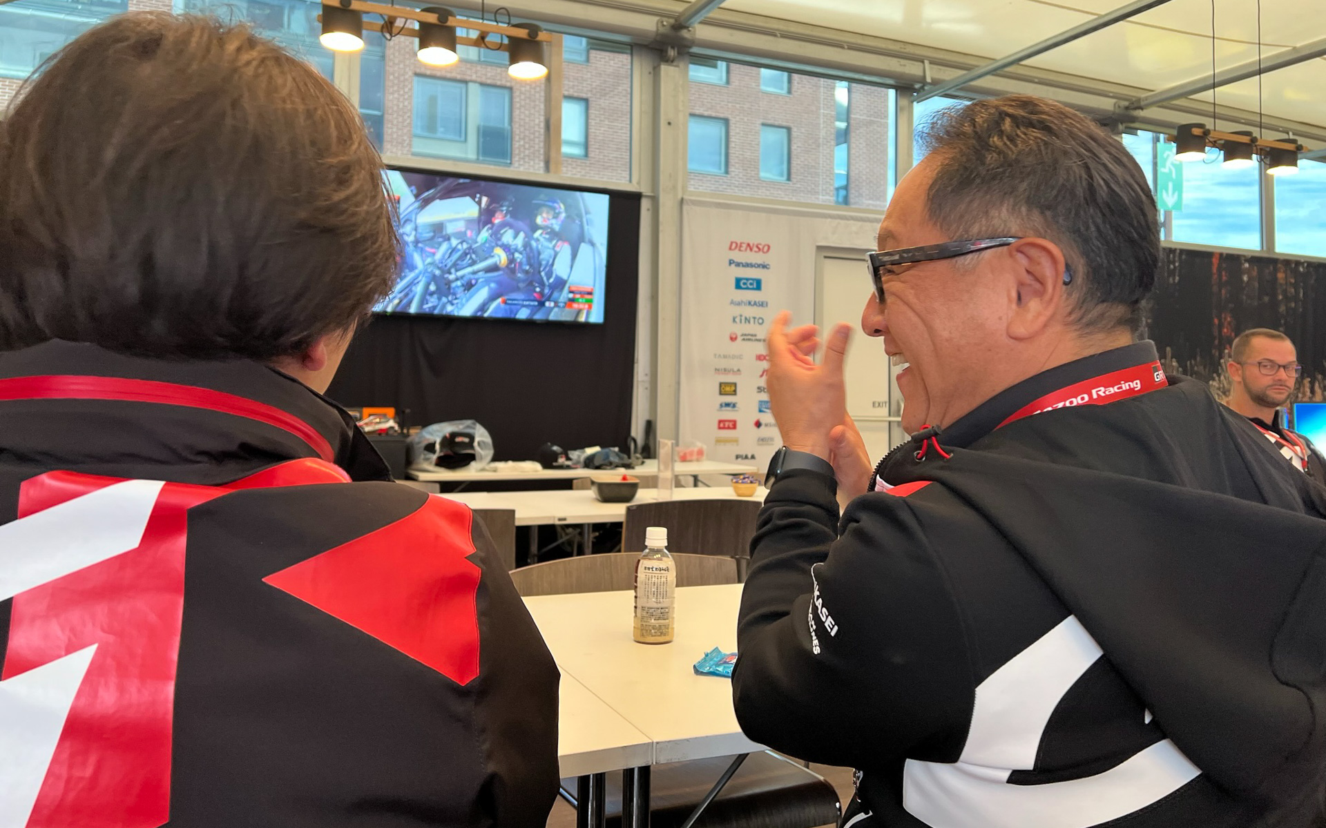 勝田選手のデイ3最終ステージの走りに拍手を送る豊田章男代表代行