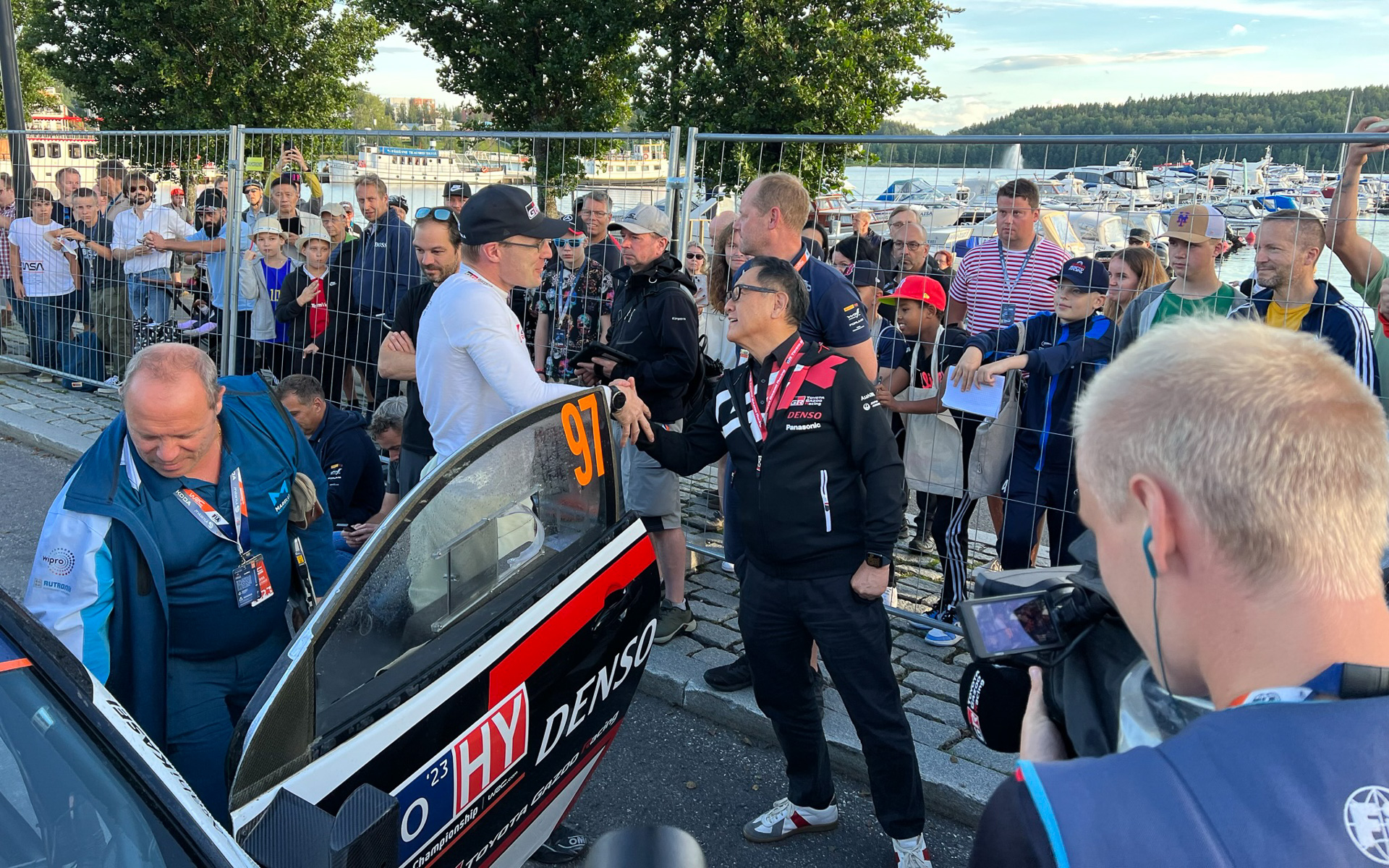 ラトバラ選手を出迎える