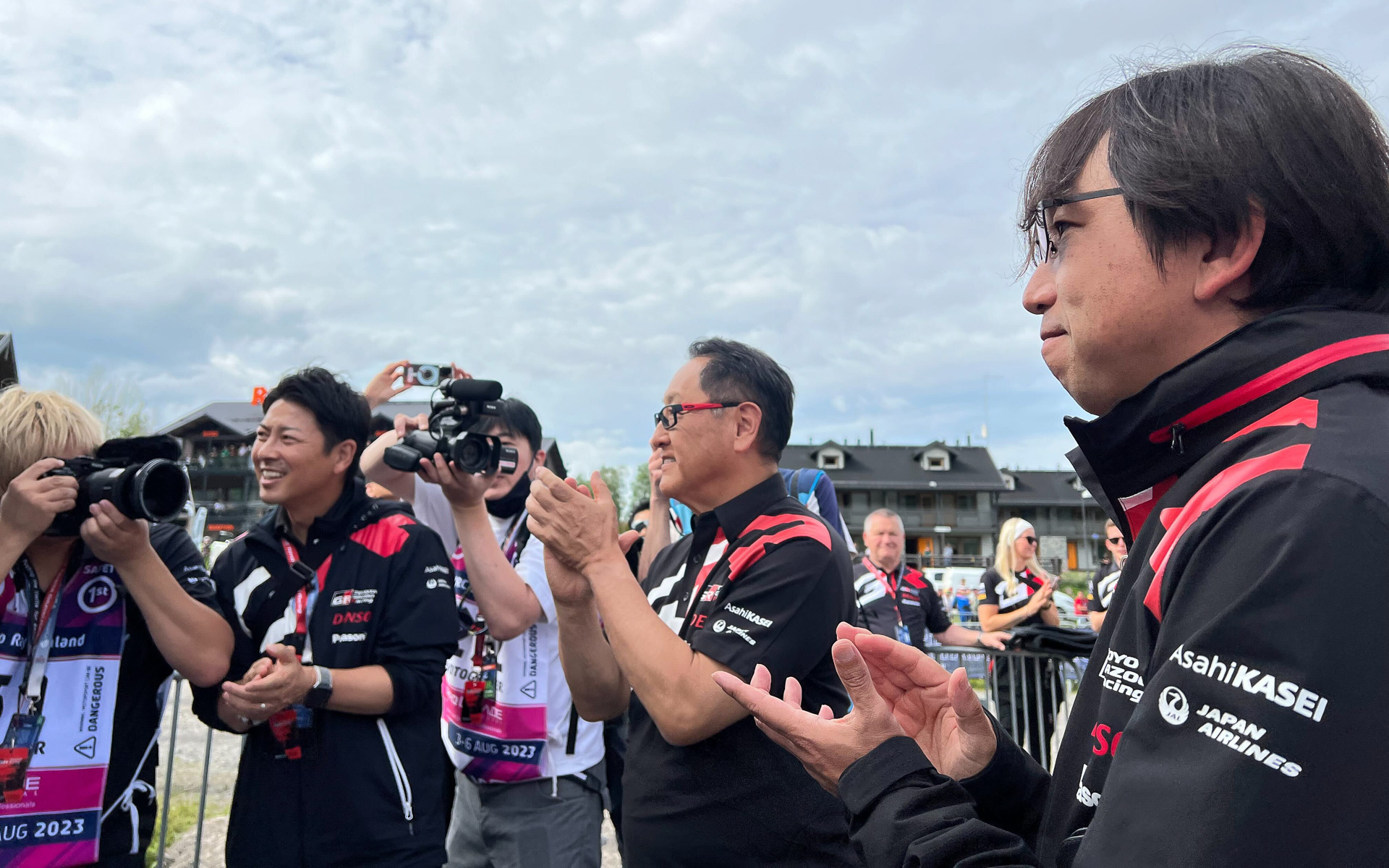 優勝を喜ぶ豊田章男代表代理（中央）