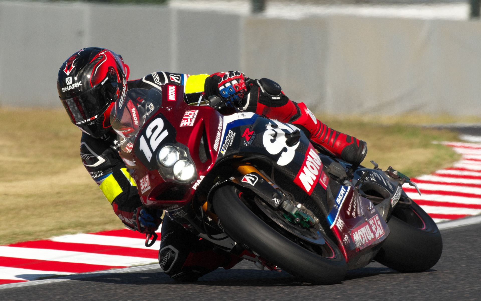 12号車はレインタイヤ交換後に転倒