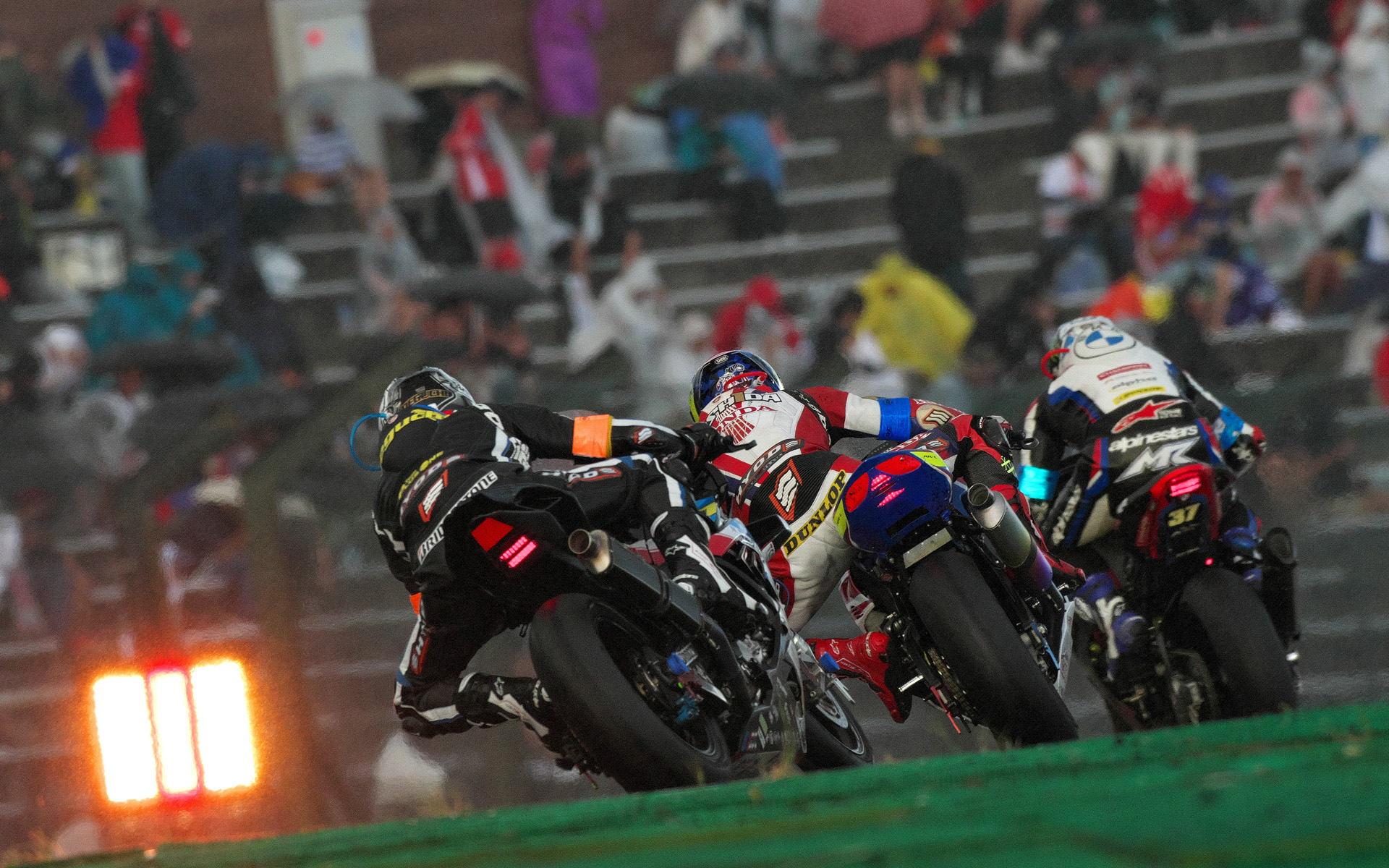 日没を迎えた鈴鹿8耐