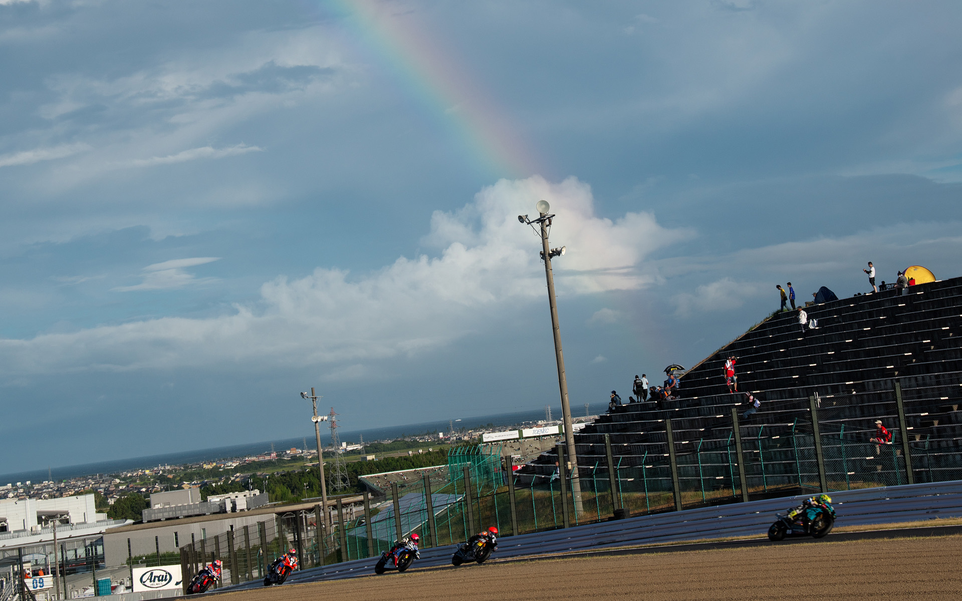 虹が見られるなど雨が近づいていることを予感させる