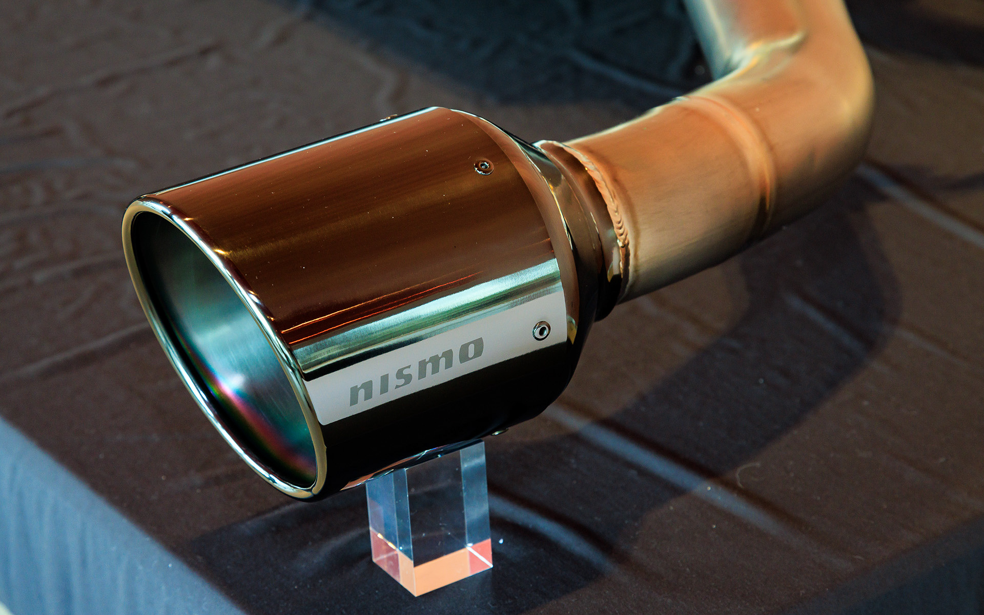 「スポーツチタンマフラー」（9月発売予定）。高純度チタン合金の採用による大幅な軽量化と耐久性、高品質な外観を実現。全回転域で軽快で心地よいサウンドを実現するという。フィニッシャー部はDLCコーティングを採用し、特徴的なブラック色とした