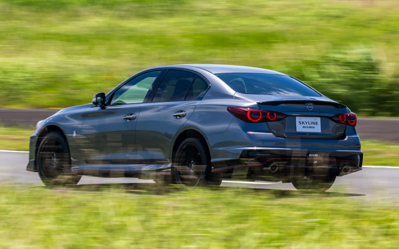 日産の新型「スカイライン NISMO」試乗 復活した赤のGTエンブレムに