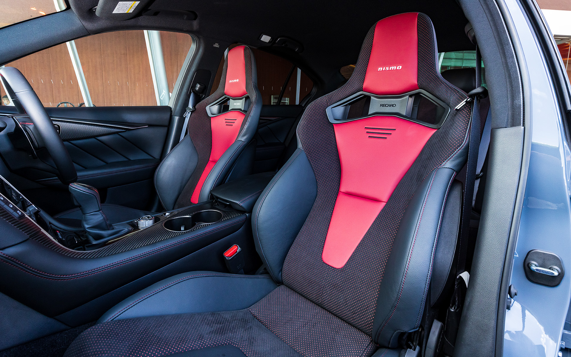 NISMO専用チューニングのレカロ製スポーツシートをオプション設定。レカロ製スポーツシート装着車では専用のリア固定式シートを装備