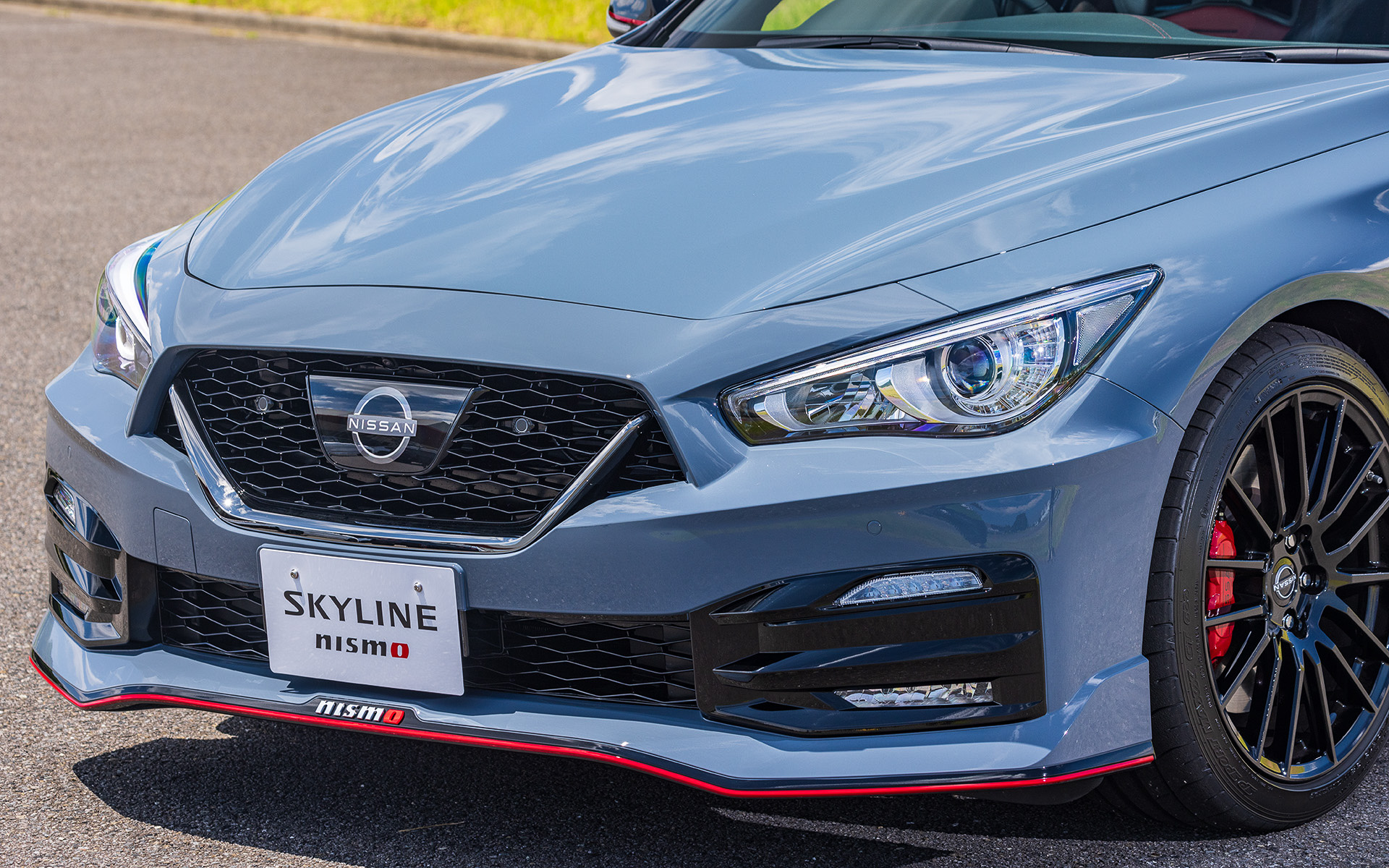 エクステリアでは前後バンパーとサイドシルカバーをスカイライン NISMO専用とし、補足鮮やかなレッドアクセント、NISMO専用フォグランプ、NISMOエンブレムなど新世代NISMOロードカー共通の要素を用いることでひと目でNISMOと分かるデザインを採用