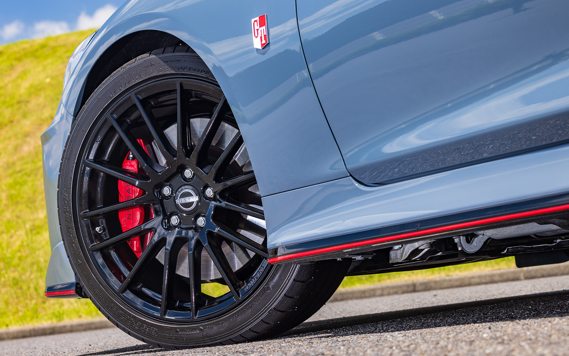 NISMO専用のエンケイ製19インチアルミホイールに専用開発のダンロップ「SP SPORT MAXX GT600」（フロント245/40R19 98W、リア265/35R19 98W）の組み合わせ。ブレーキには対フェード性に優れる摩擦材を採用