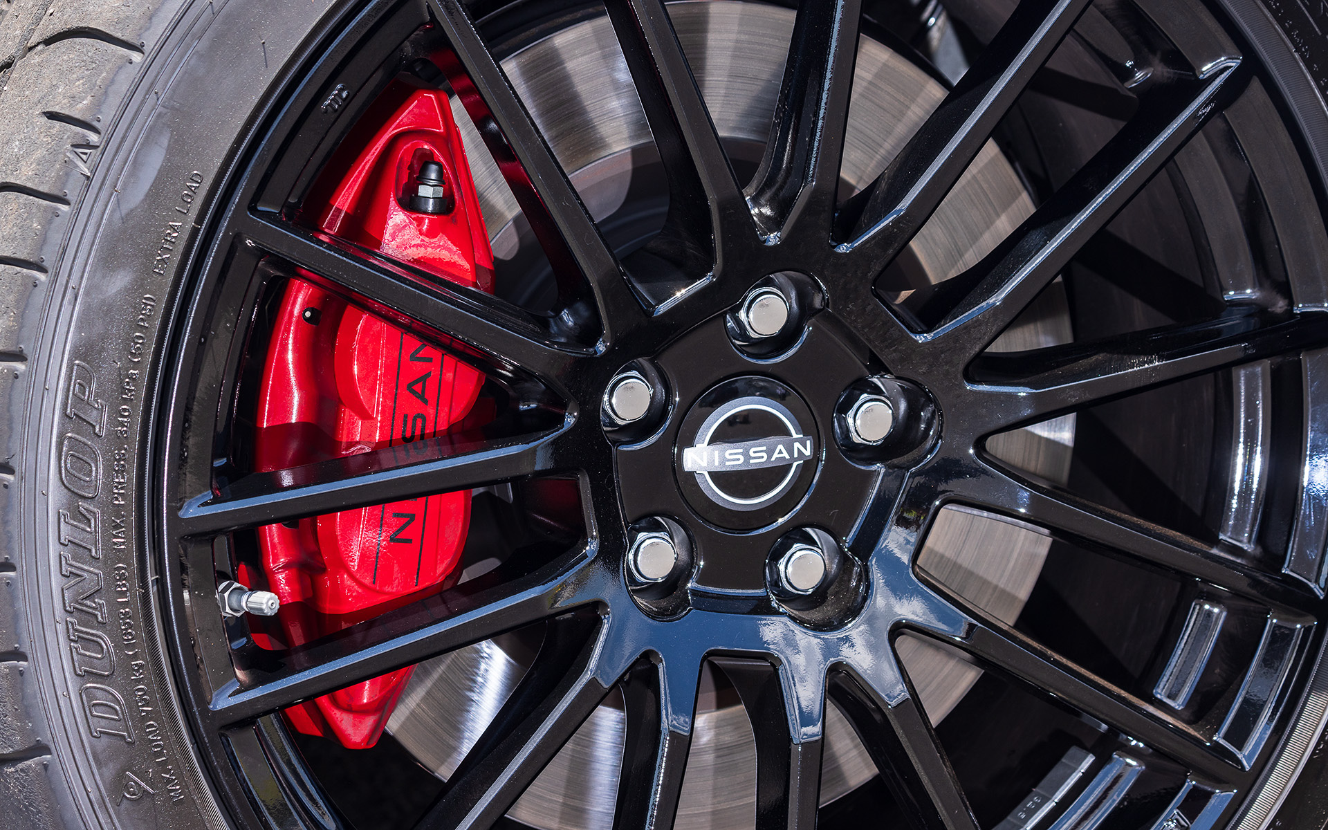 NISMO専用のエンケイ製19インチアルミホイールに専用開発のダンロップ「SP SPORT MAXX GT600」（フロント245/40R19 98W、リア265/35R19 98W）の組み合わせ。ブレーキには対フェード性に優れる摩擦材を採用