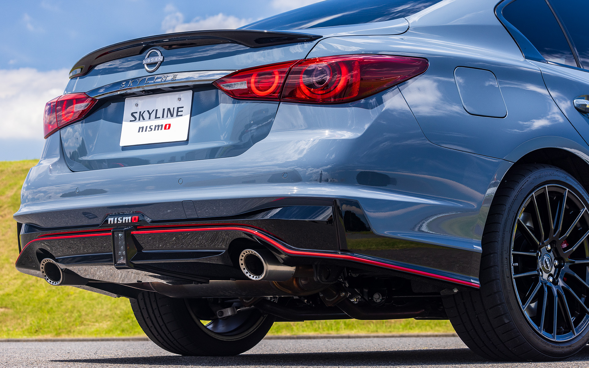 エクステリアでは前後バンパーとサイドシルカバーをスカイライン NISMO専用とし、補足鮮やかなレッドアクセント、NISMO専用フォグランプ、NISMOエンブレムなど新世代NISMOロードカー共通の要素を用いることでひと目でNISMOと分かるデザインを採用