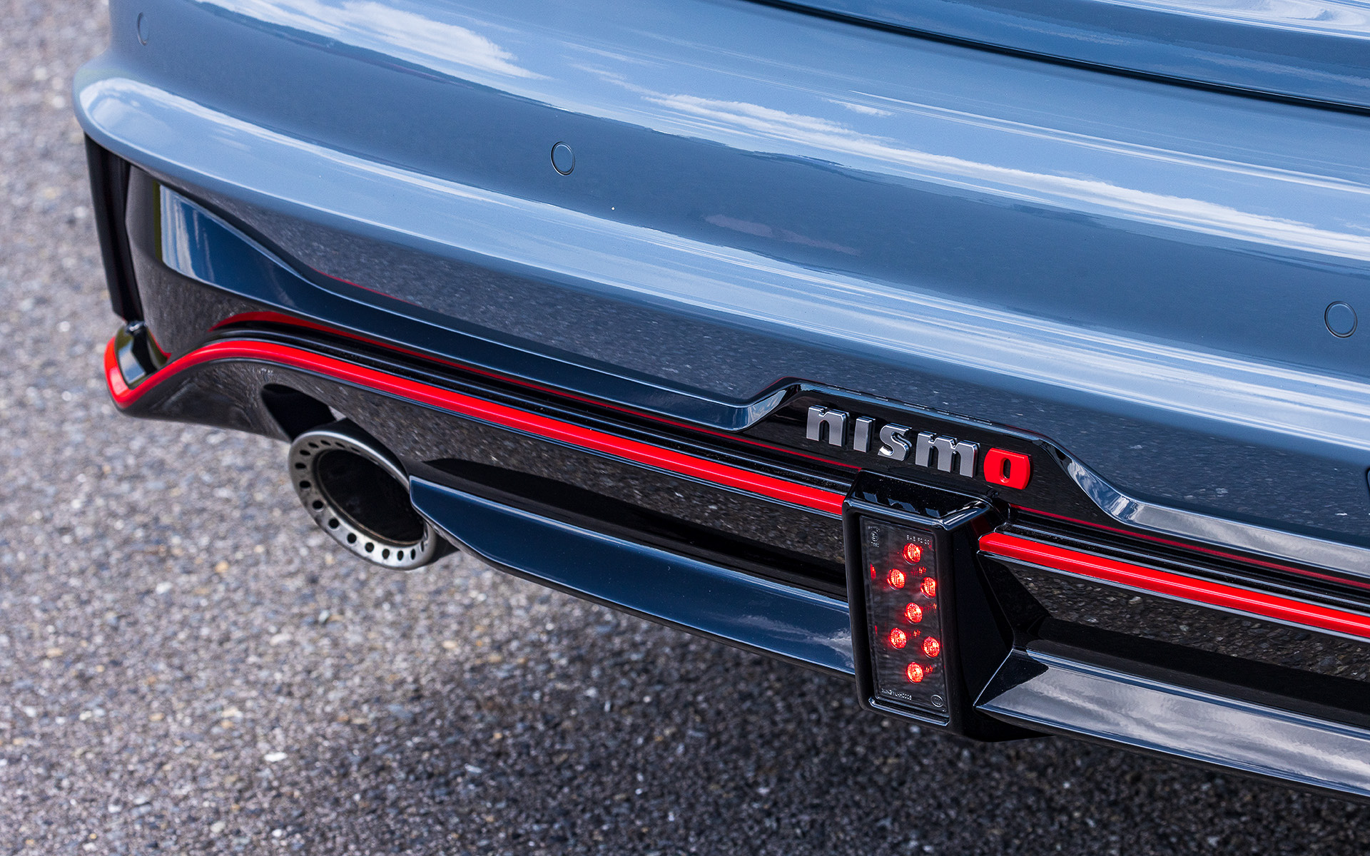 エクステリアでは前後バンパーとサイドシルカバーをスカイライン NISMO専用とし、補足鮮やかなレッドアクセント、NISMO専用フォグランプ、NISMOエンブレムなど新世代NISMOロードカー共通の要素を用いることでひと目でNISMOと分かるデザインを採用