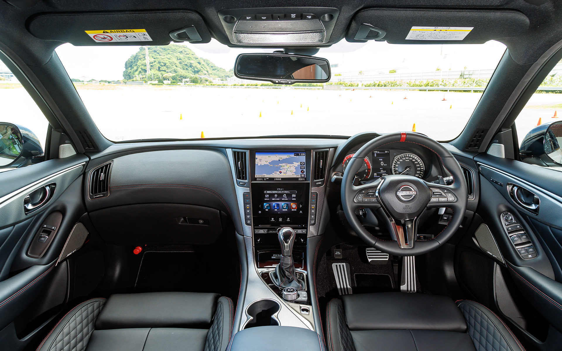 インテリアではスカイライン 400Rの質感はそのままに全体を黒基調で統一し、コクピットまわりにはレッドセンターマーク付きのNISMO専用本革巻きステアリング、280km/hスケールのスピードメーター、NISMOロゴを配したレッドリングタコメーターなどを採用