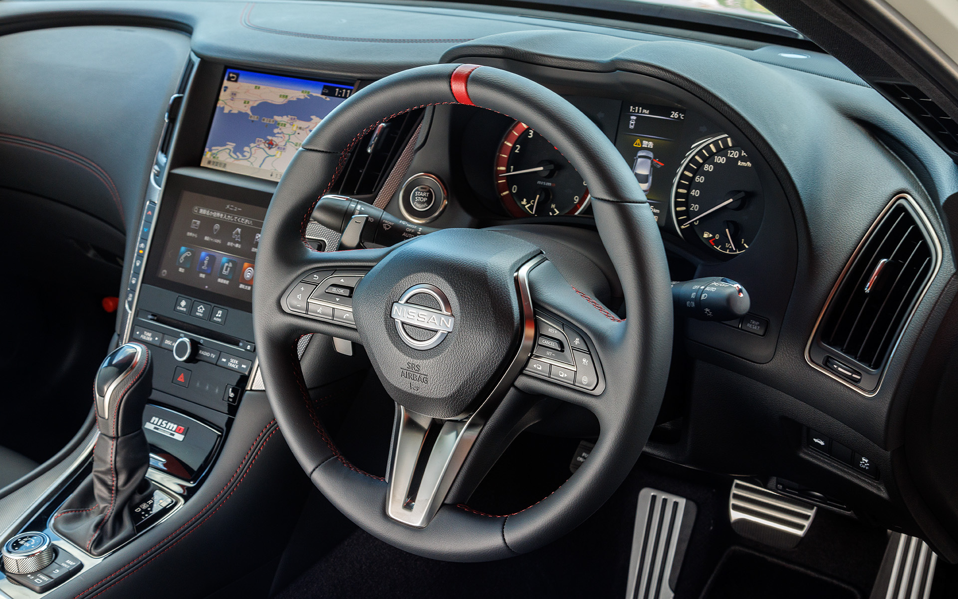 インテリアではスカイライン 400Rの質感はそのままに全体を黒基調で統一し、コクピットまわりにはレッドセンターマーク付きのNISMO専用本革巻きステアリング、280km/hスケールのスピードメーター、NISMOロゴを配したレッドリングタコメーターなどを採用