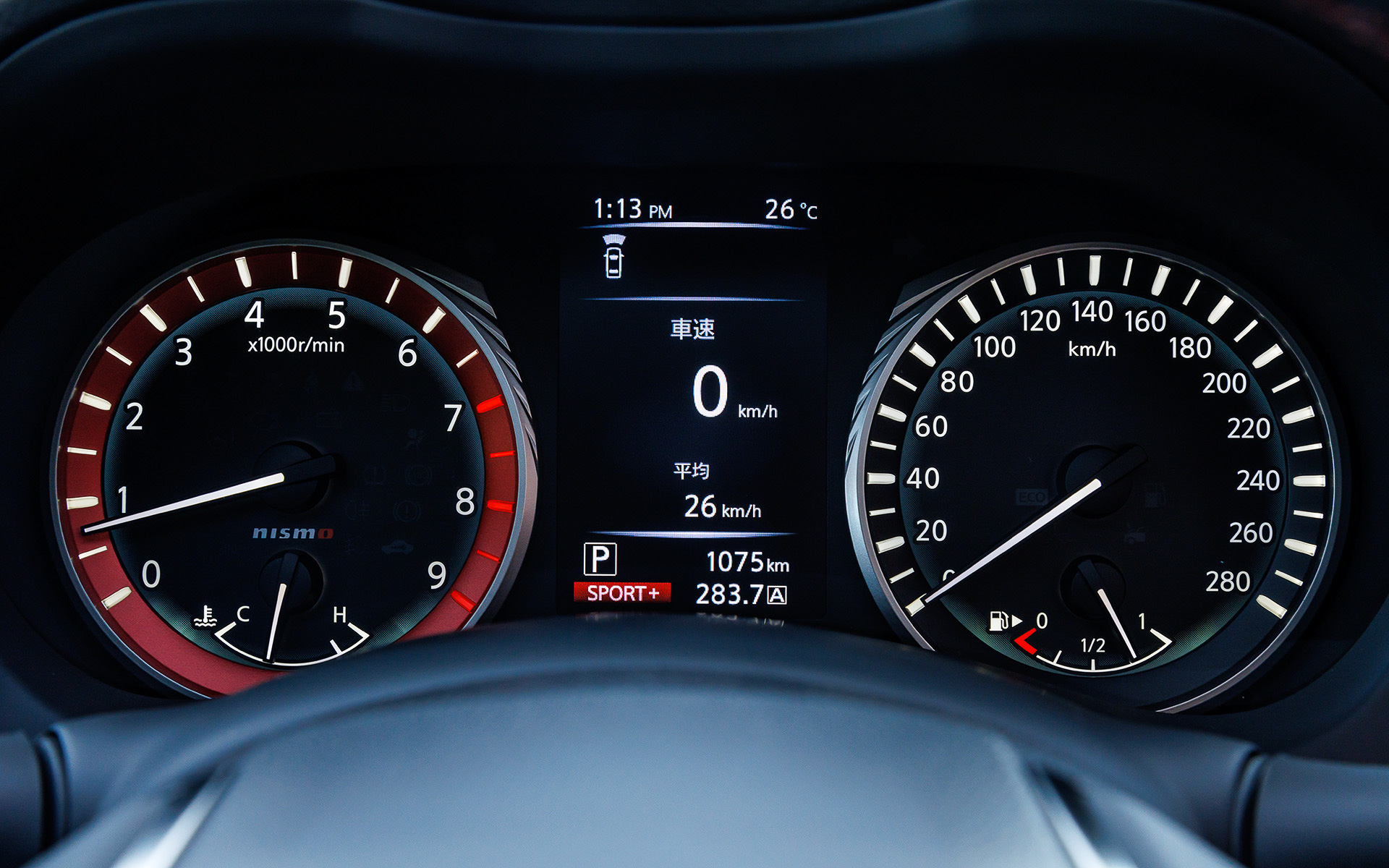 インテリアではスカイライン 400Rの質感はそのままに全体を黒基調で統一し、コクピットまわりにはレッドセンターマーク付きのNISMO専用本革巻きステアリング、280km/hスケールのスピードメーター、NISMOロゴを配したレッドリングタコメーターなどを採用