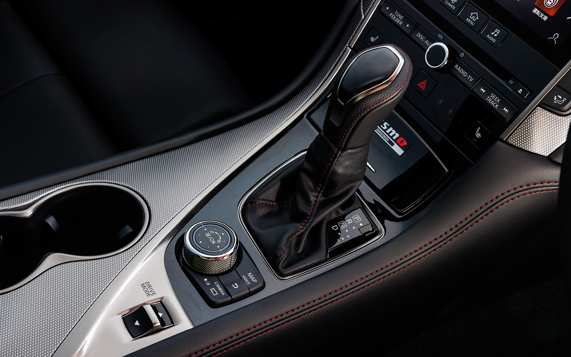 インテリアではスカイライン 400Rの質感はそのままに全体を黒基調で統一し、コクピットまわりにはレッドセンターマーク付きのNISMO専用本革巻きステアリング、280km/hスケールのスピードメーター、NISMOロゴを配したレッドリングタコメーターなどを採用